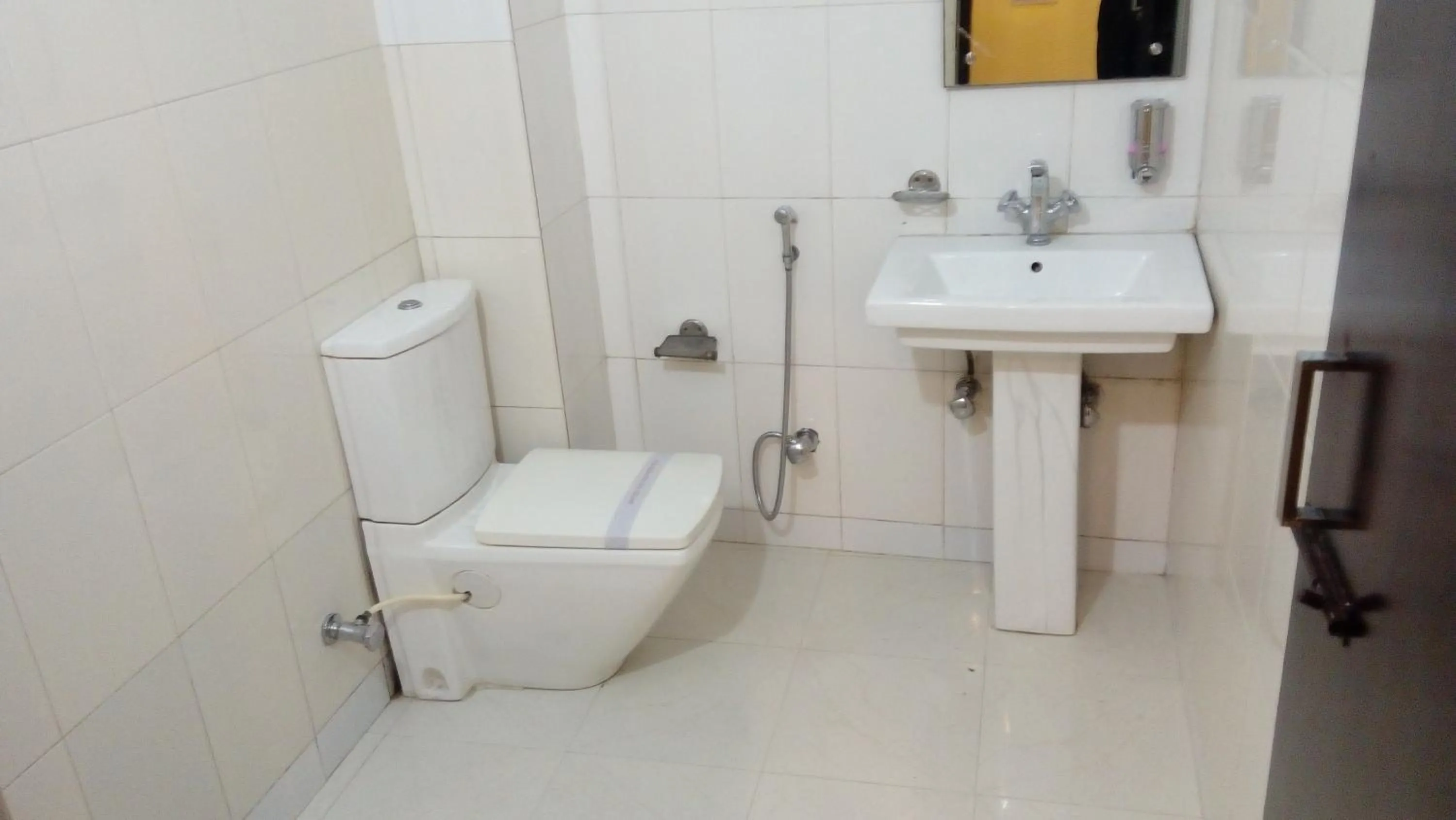 Bathroom in Hotel Su Shree Continental Dx Near New Delhi Railway Station