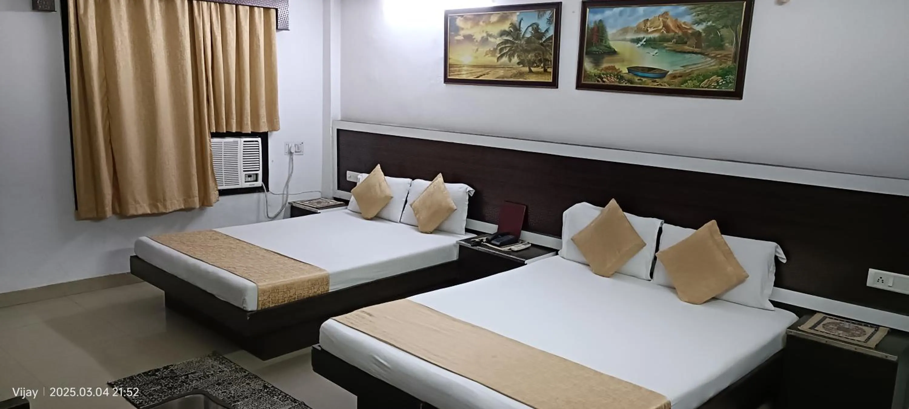 Bed in Hotel Su Shree Continental Dx Near New Delhi Railway Station