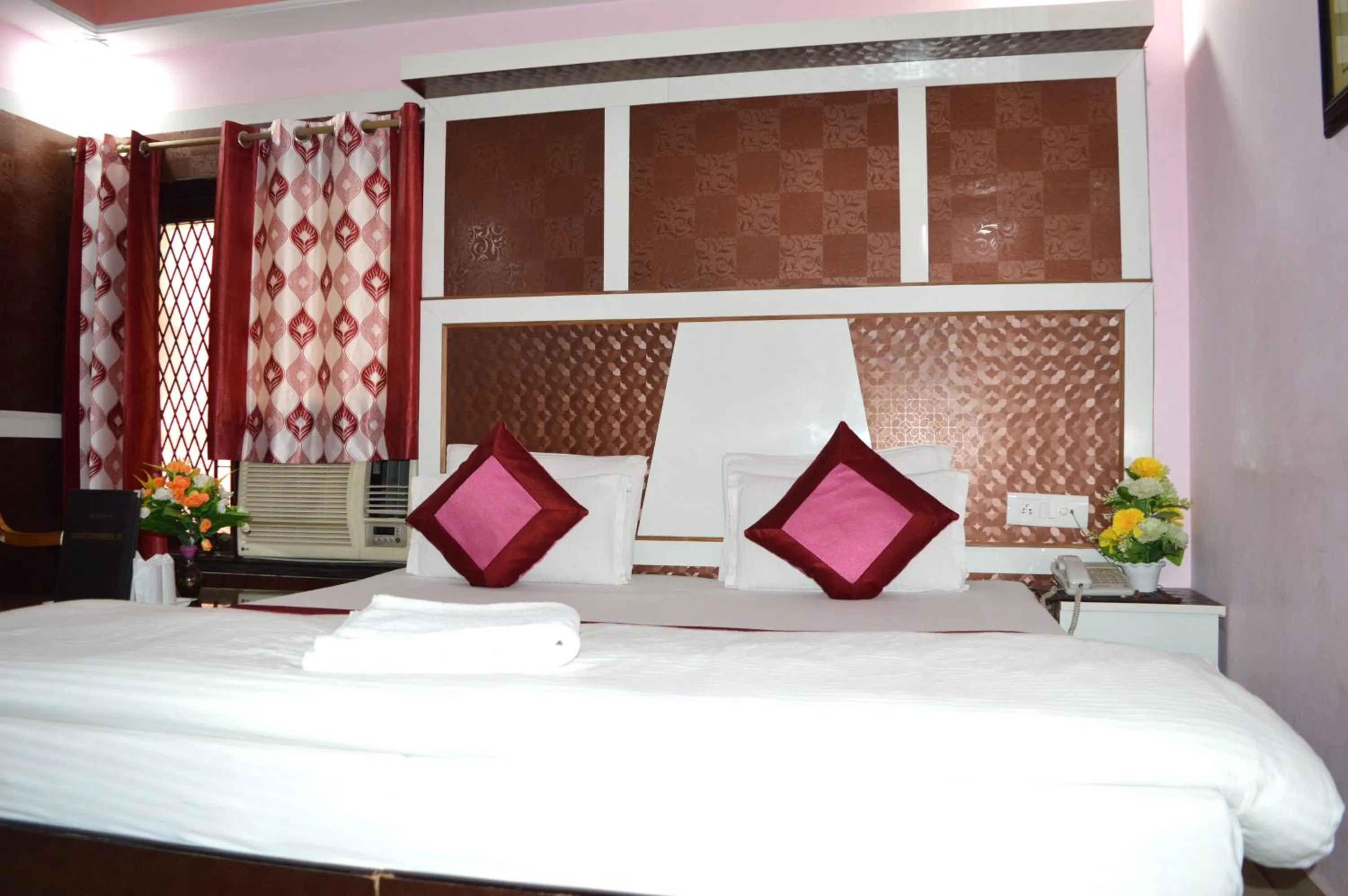 Bedroom, Bed in Hotel Su Shree Continental Dx Near New Delhi Railway Station
