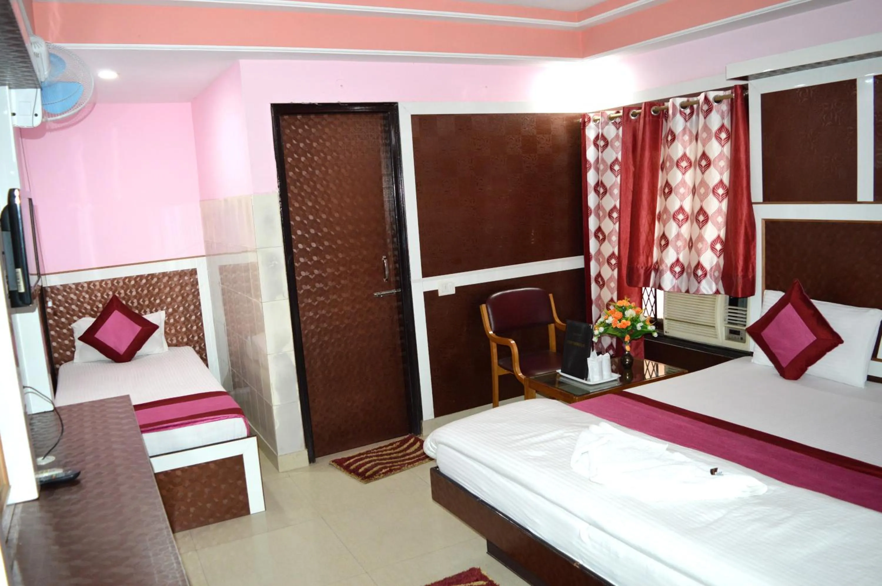 Bedroom, Bed in Hotel Su Shree Continental Dx Near New Delhi Railway Station