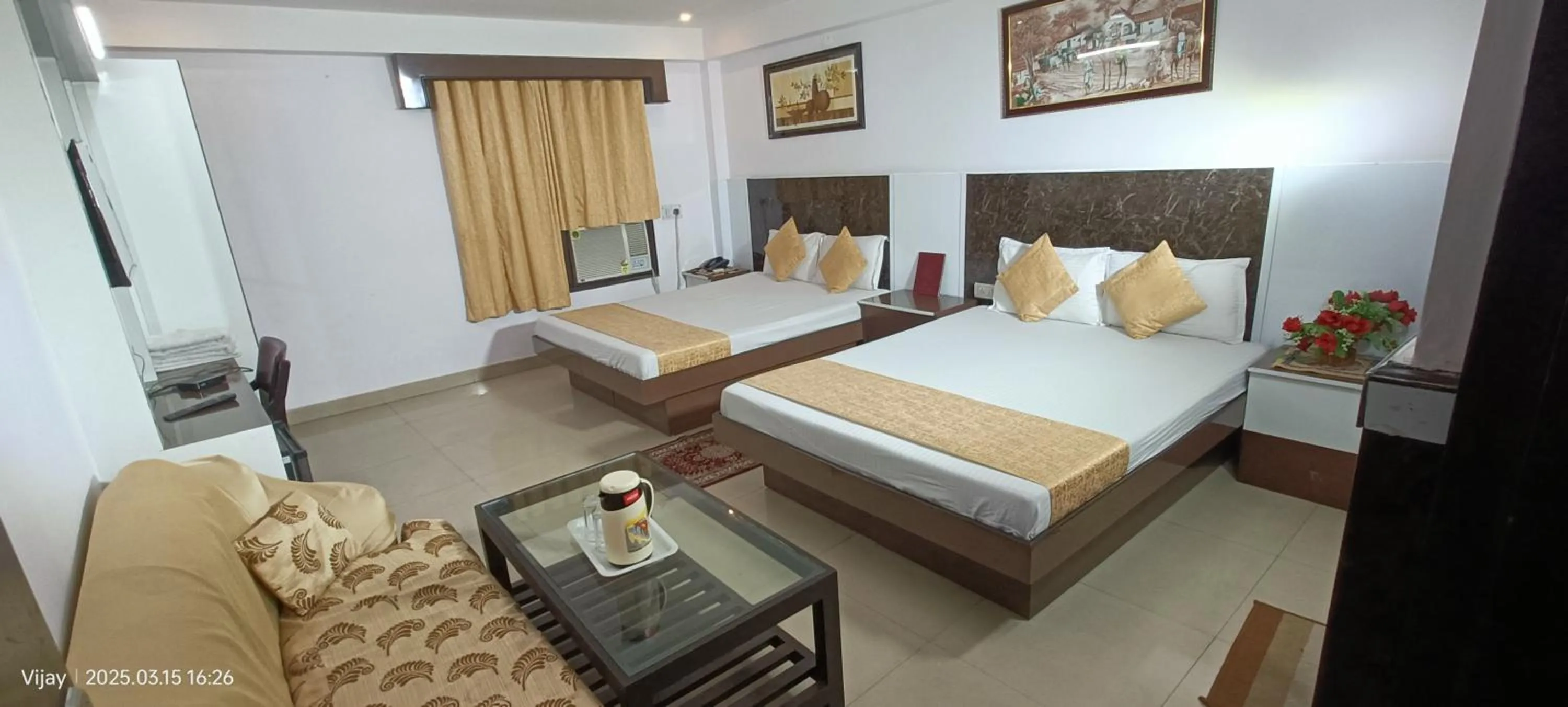 Bed in Hotel Su Shree Continental Dx Near New Delhi Railway Station