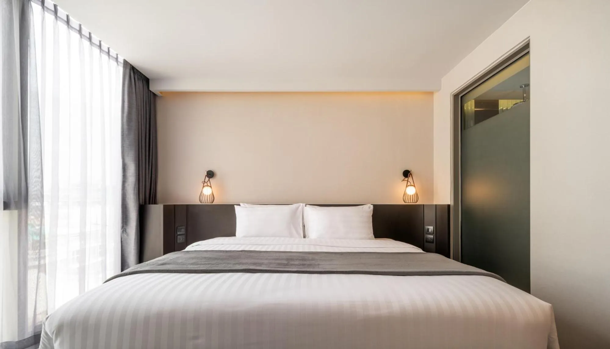 Bed in Seekers Finders Rama IV Hotel SureStay Collection by BW