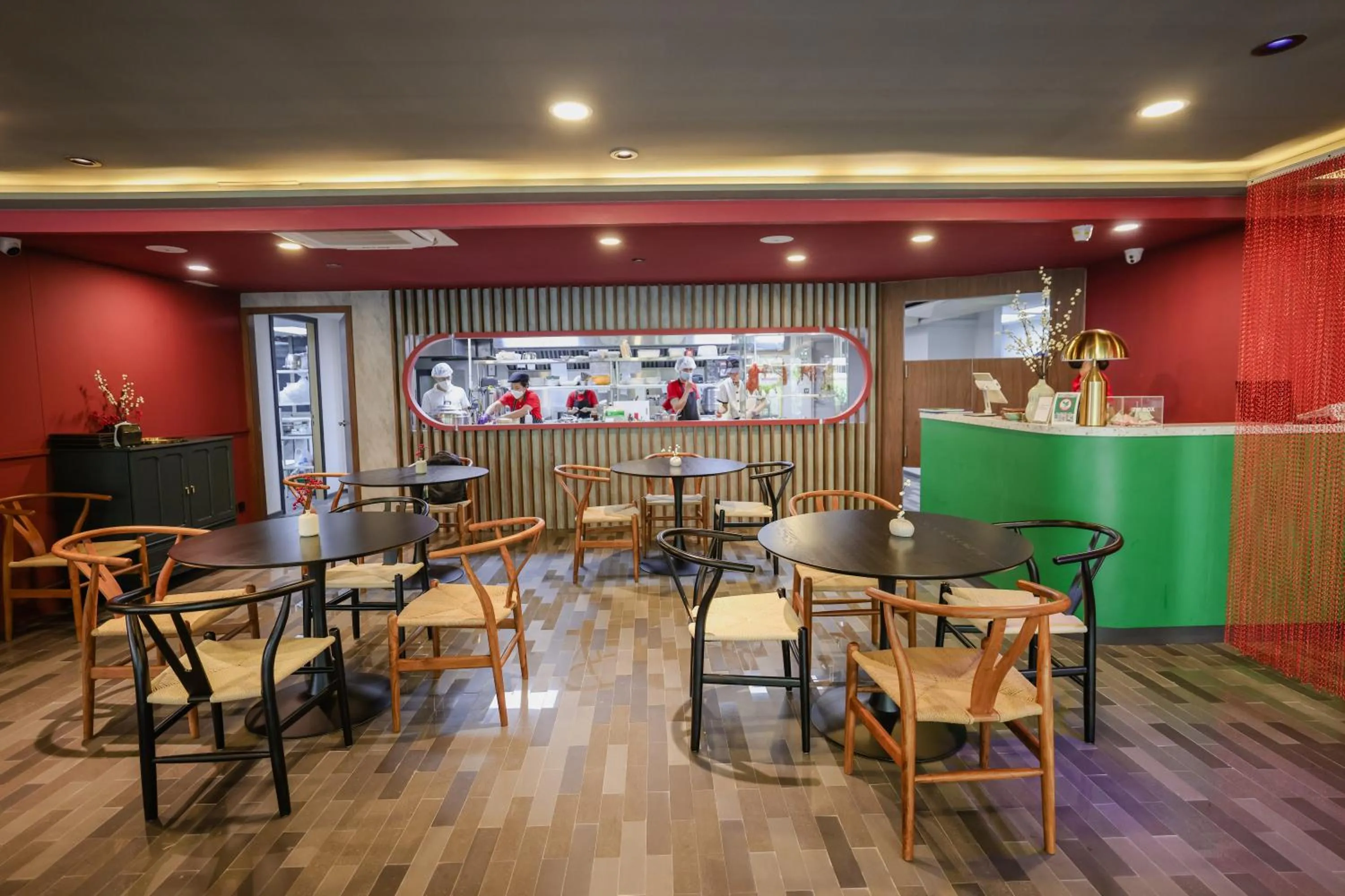 Restaurant/places to eat in Seekers Finders Rama IV Hotel SureStay Collection by BW