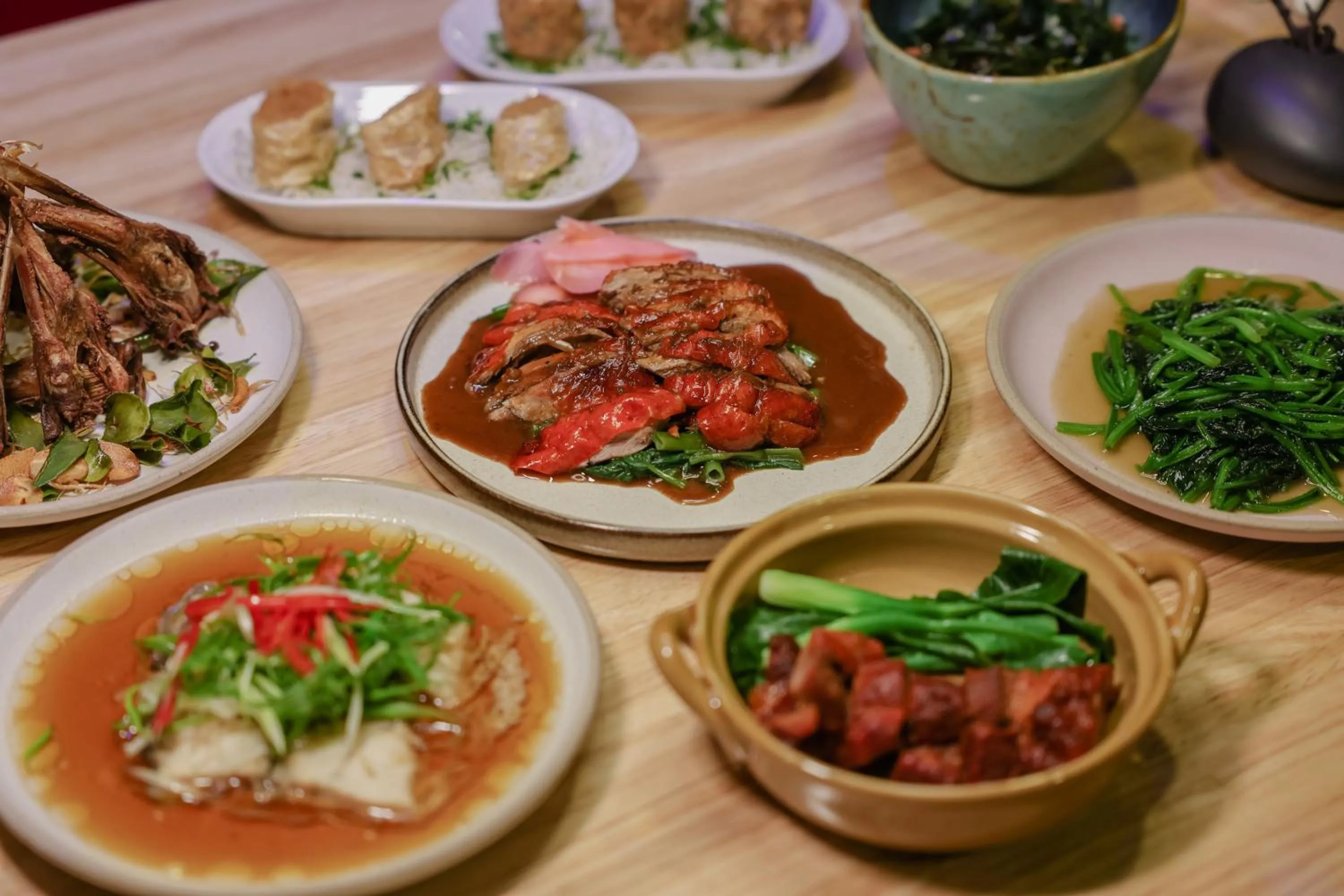 Restaurant/places to eat in Seekers Finders Rama IV Hotel SureStay Collection by BW