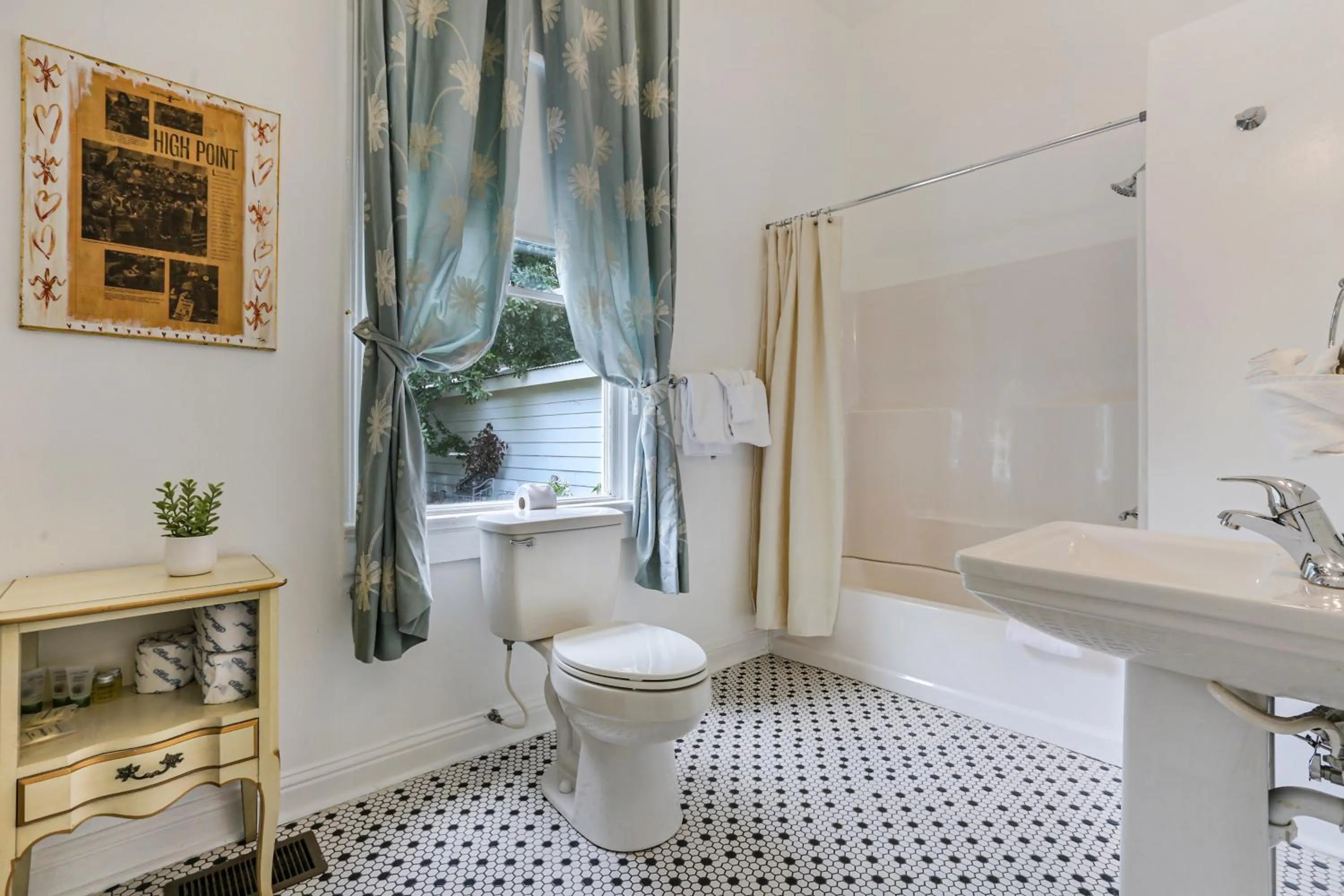 Bathroom in Uptown Spacious 4BD/3BA with Historic Charm