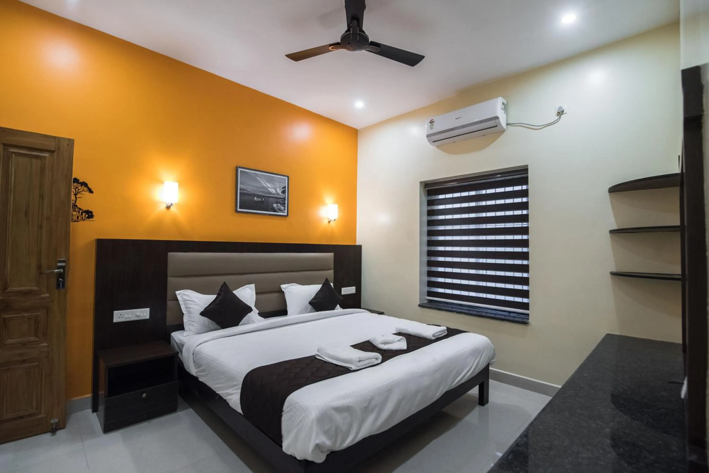 Photo of the whole room, Bed in Saffron Vilva