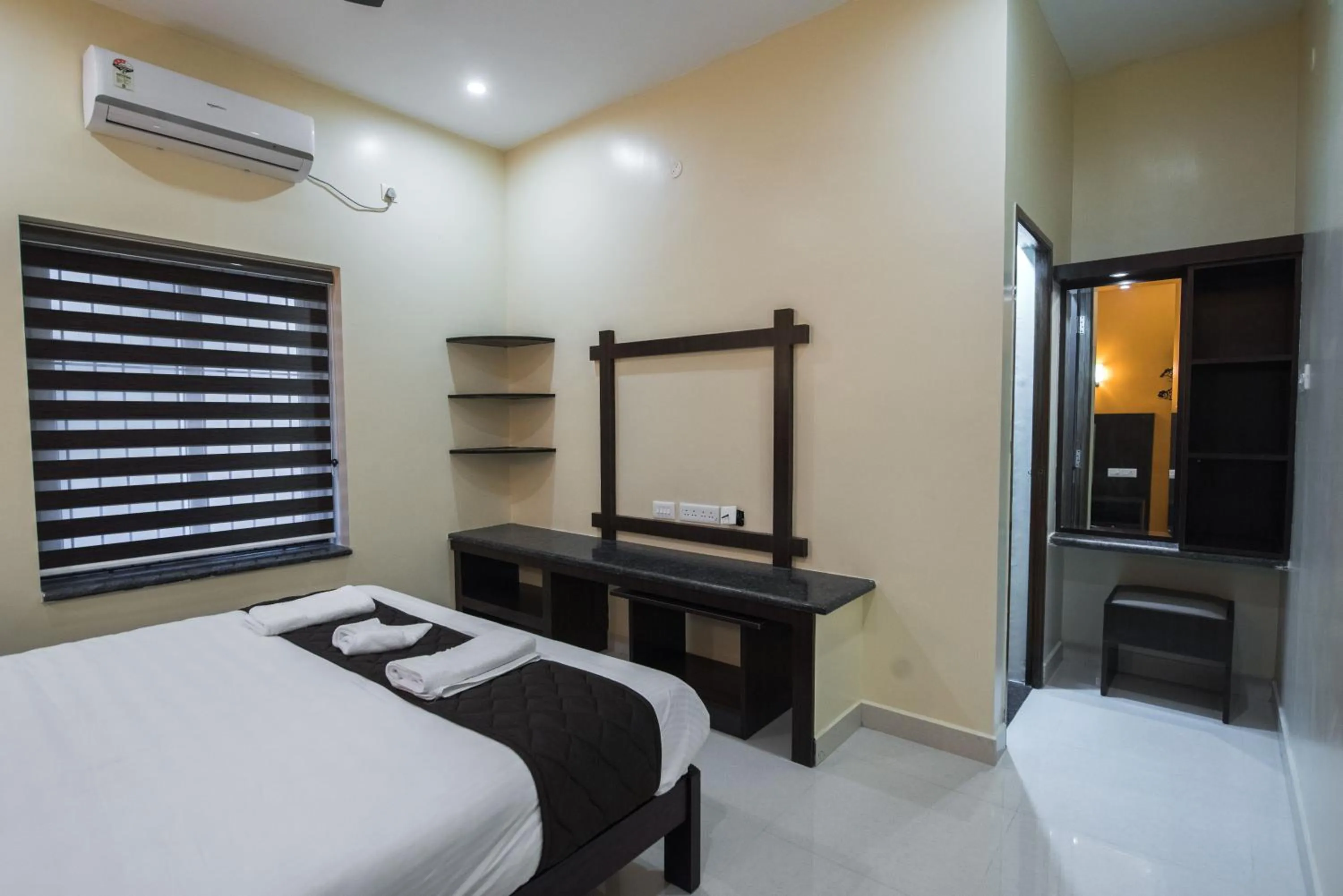 Photo of the whole room, Bed in Saffron Vilva