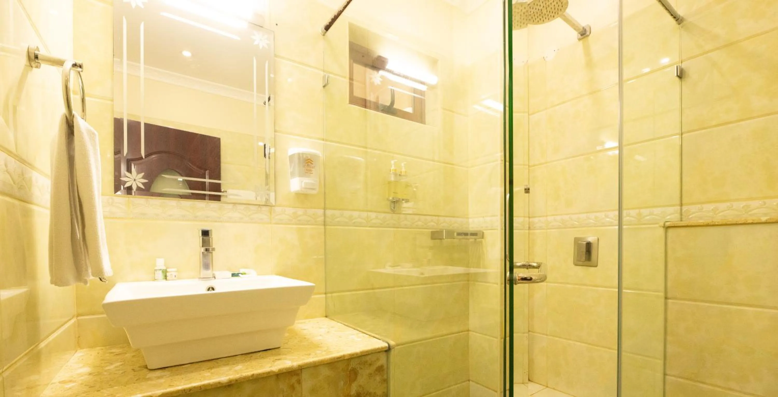 Bathroom in West Lerruat Hotel