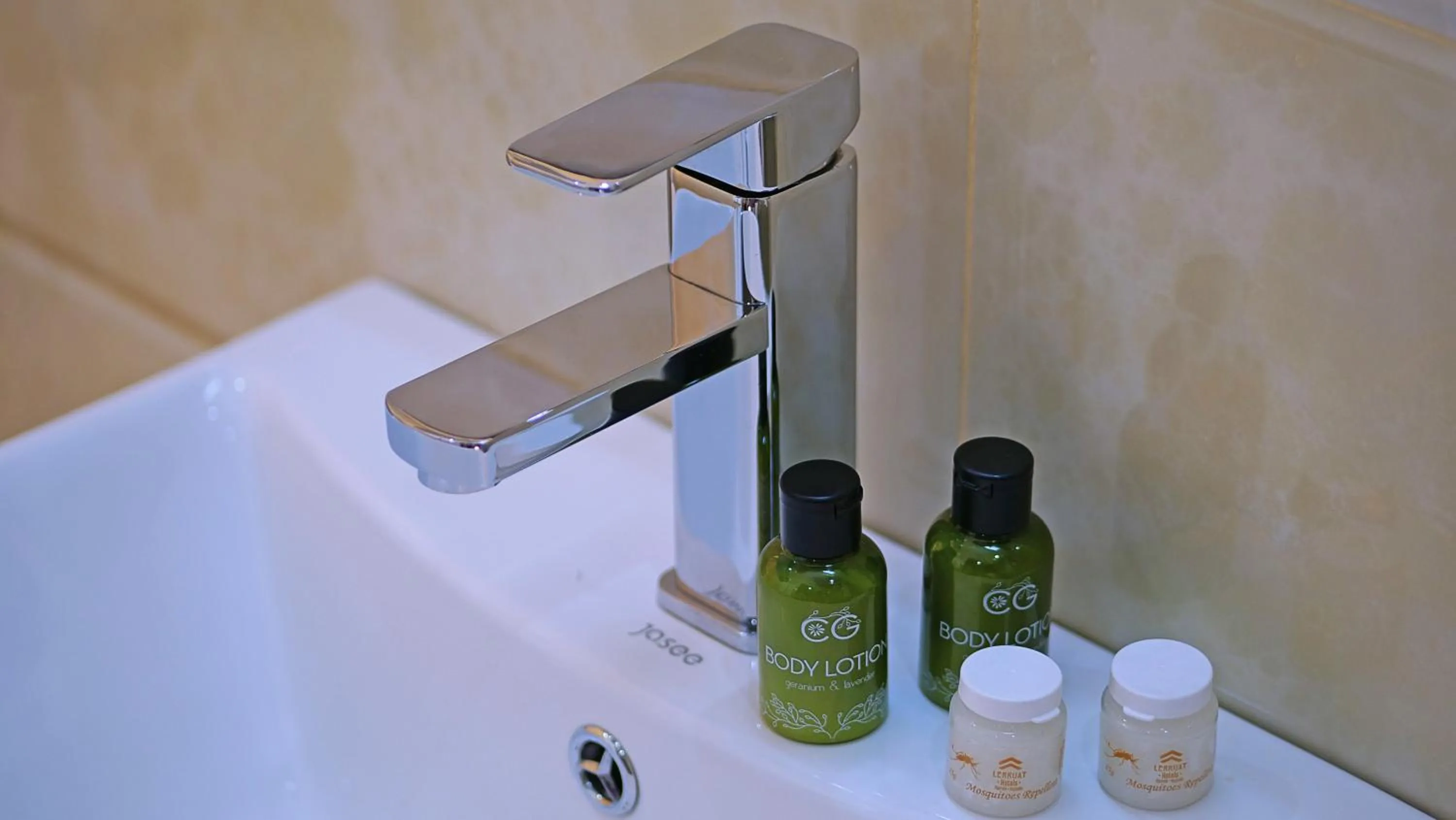 Bathroom in West Lerruat Hotel