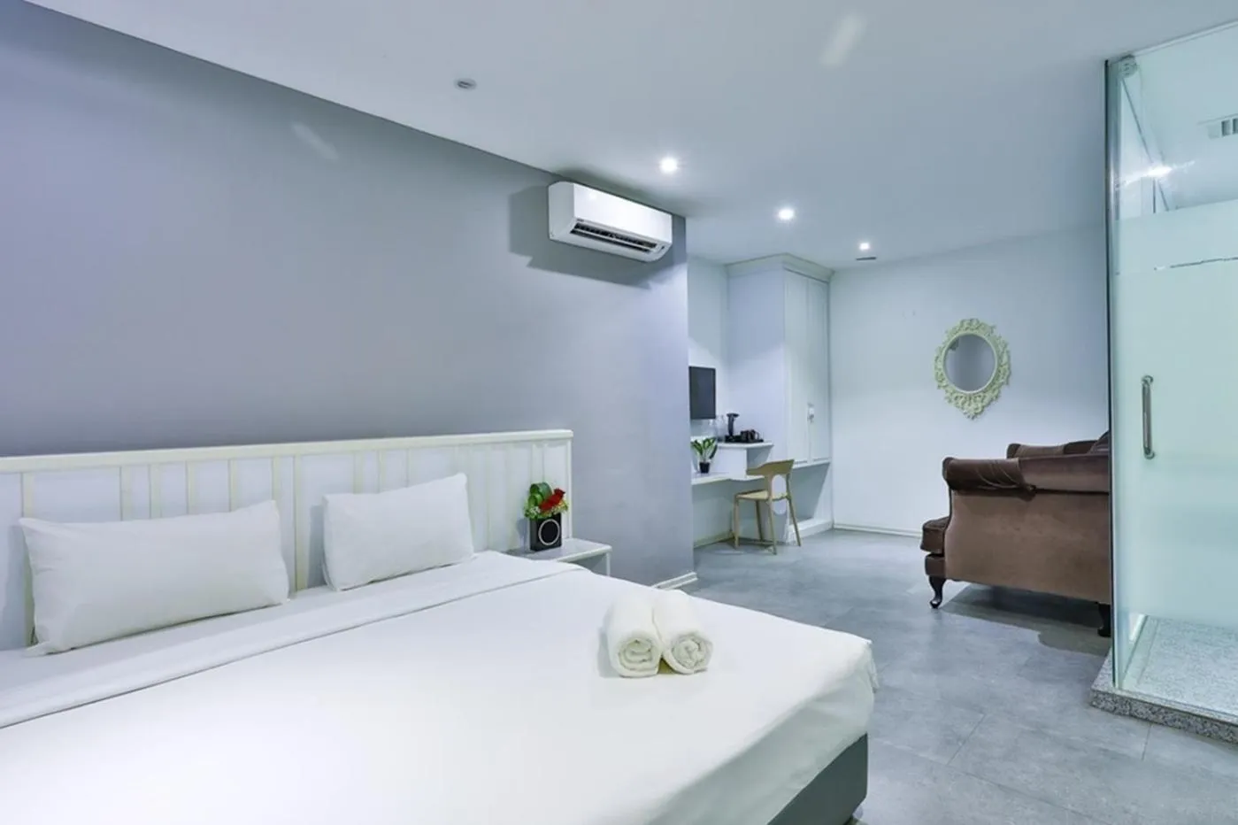 Photo of the whole room, Bed in Q Collection Macalister formerly known as Apple Hotel Penang