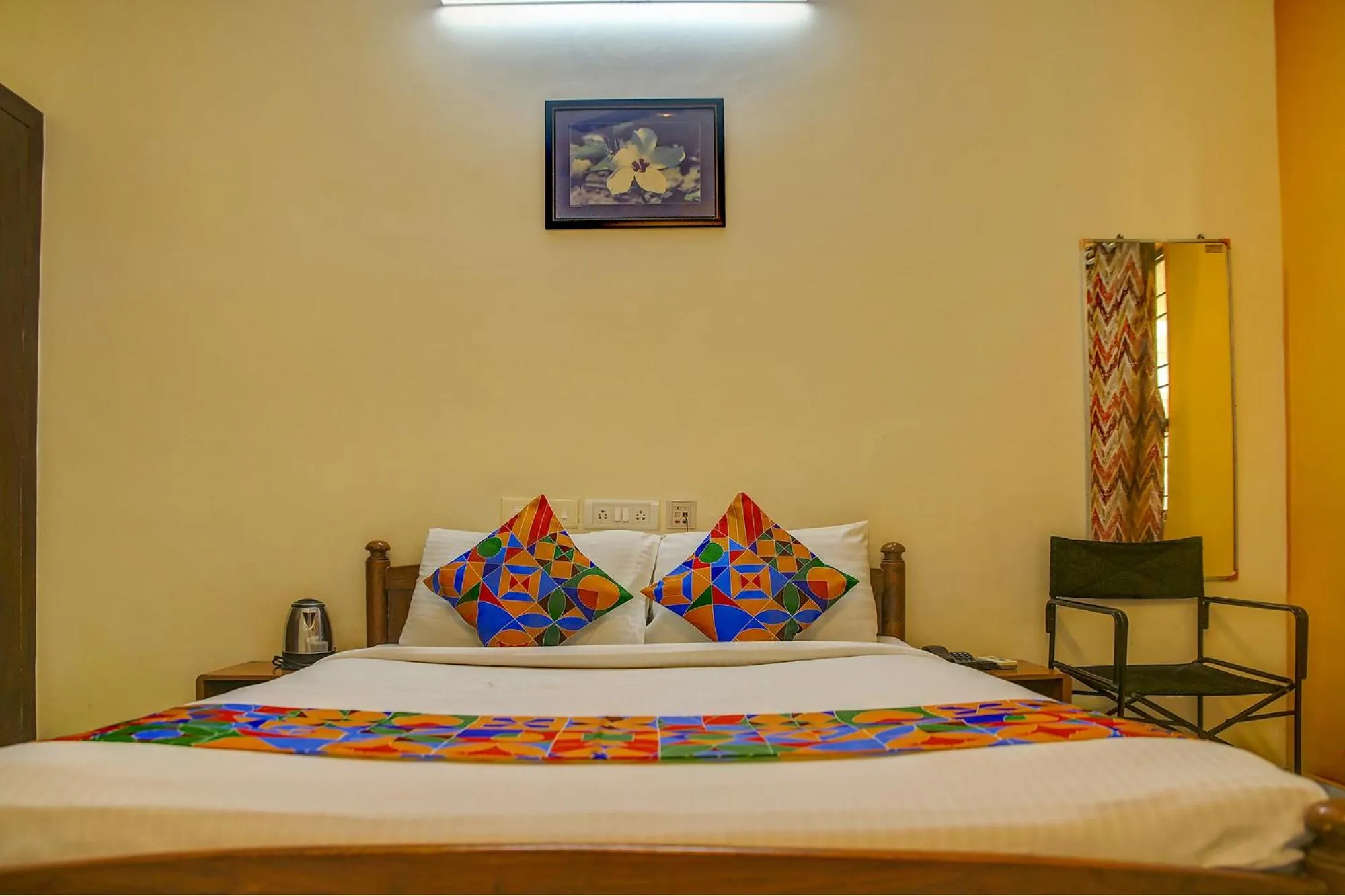Bed in FabHotel Hibiscus Stays - Nr Sholinganallur Water Lake & VGP Aqua Kingdom