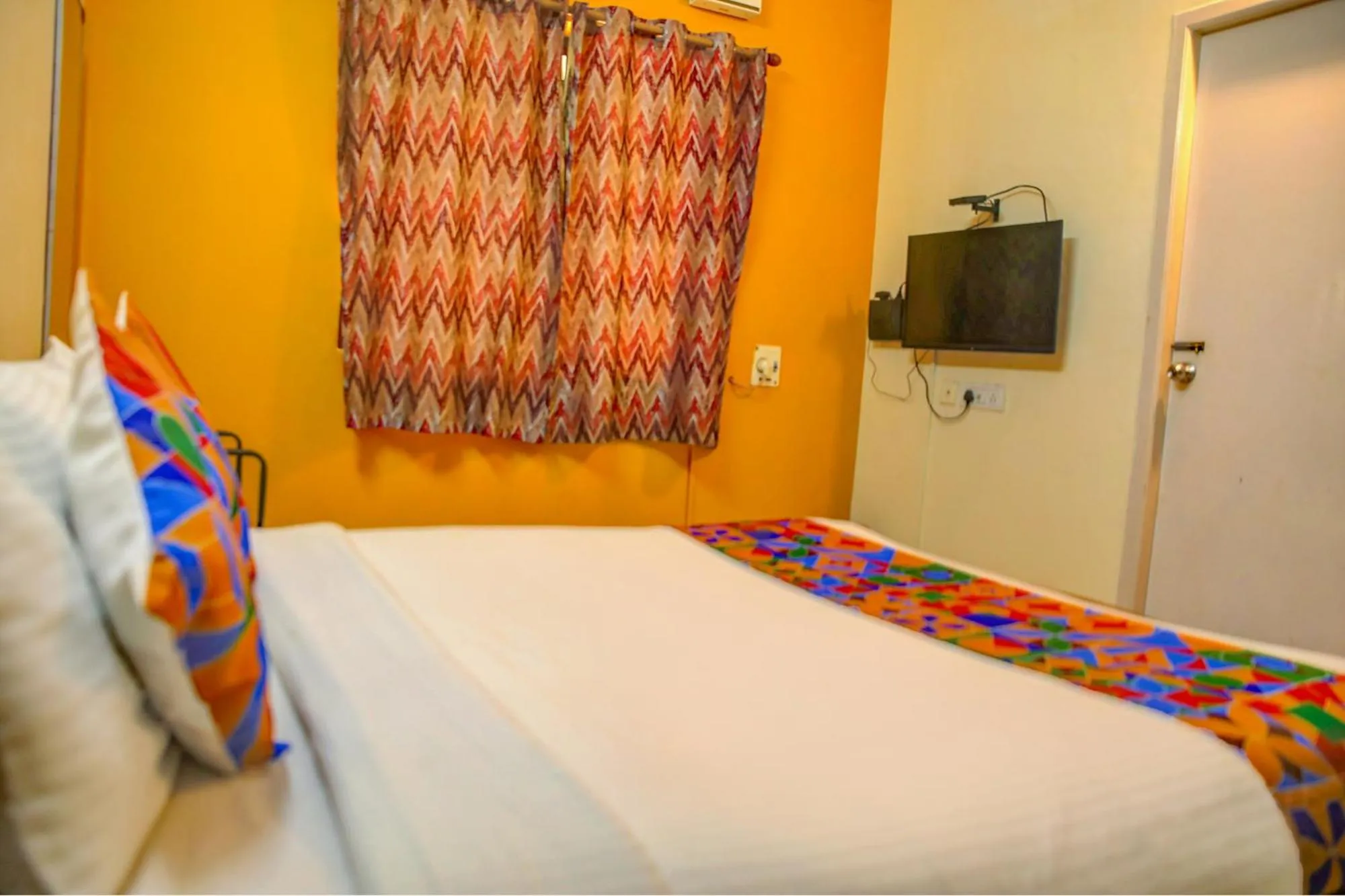 TV and multimedia in FabHotel Hibiscus Stays - Nr Sholinganallur Water Lake & VGP Aqua Kingdom