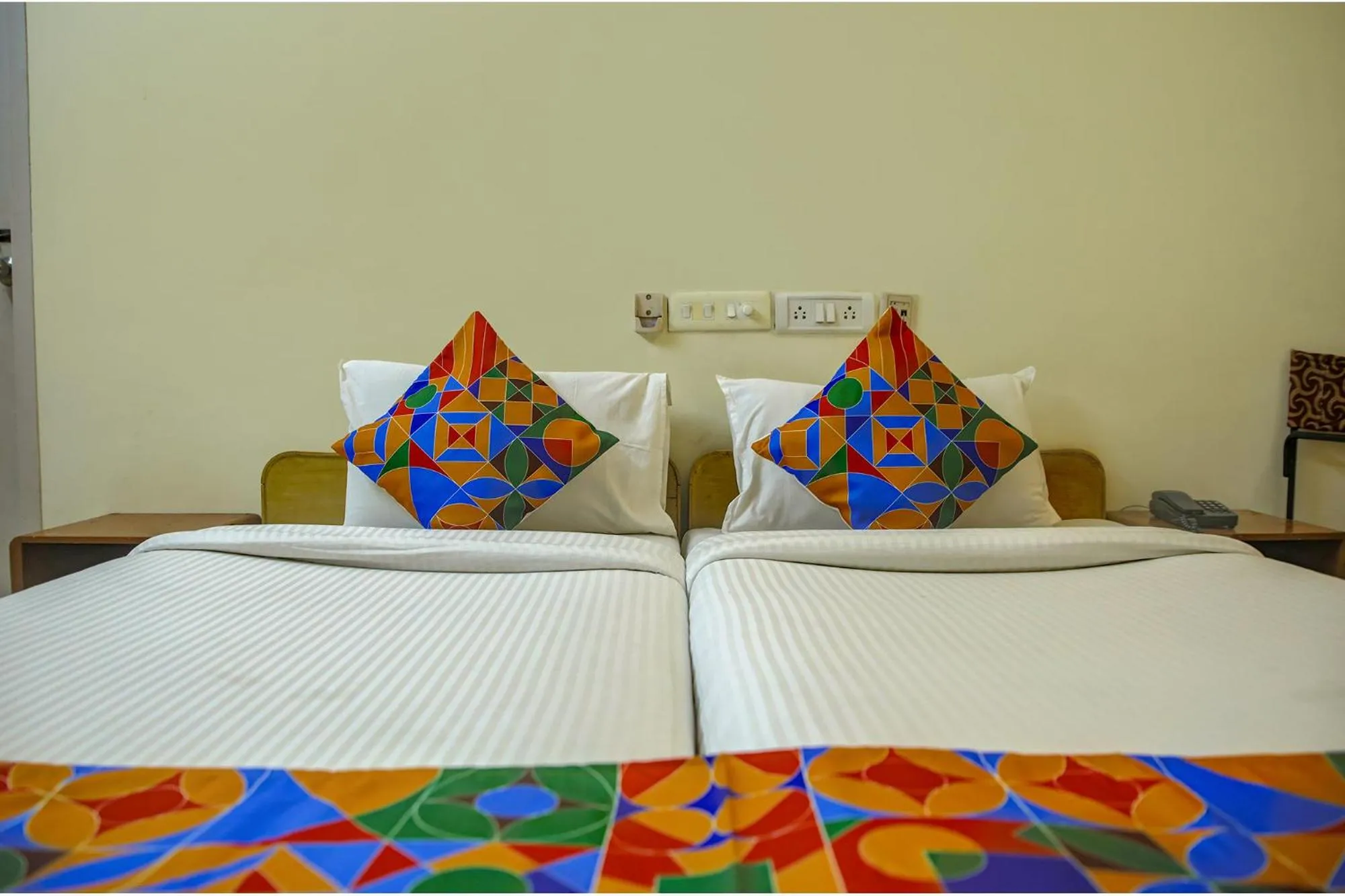 Bed in FabHotel Hibiscus Stays - Nr Sholinganallur Water Lake & VGP Aqua Kingdom