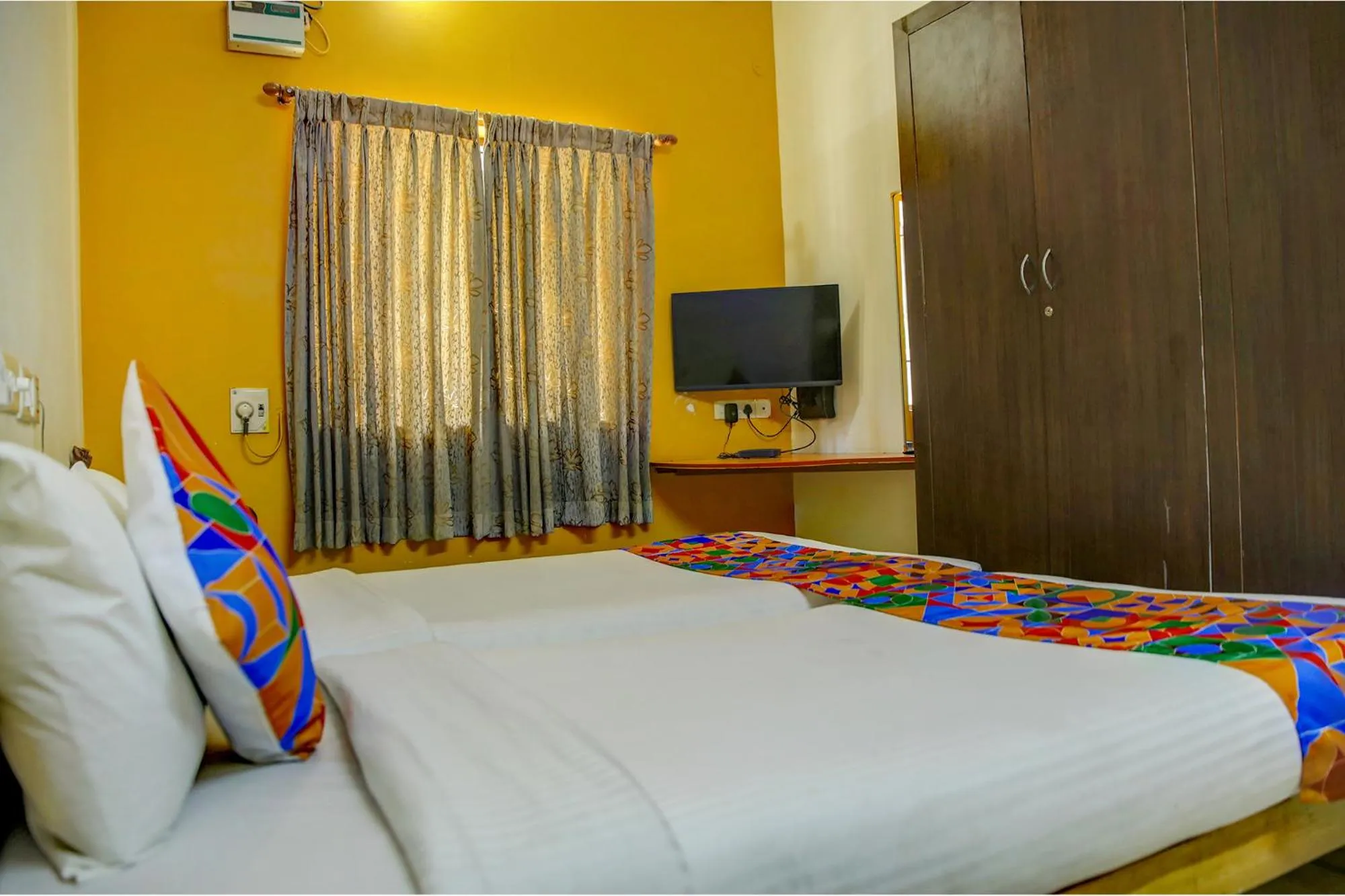 Bed in FabHotel Hibiscus Stays - Nr Sholinganallur Water Lake & VGP Aqua Kingdom