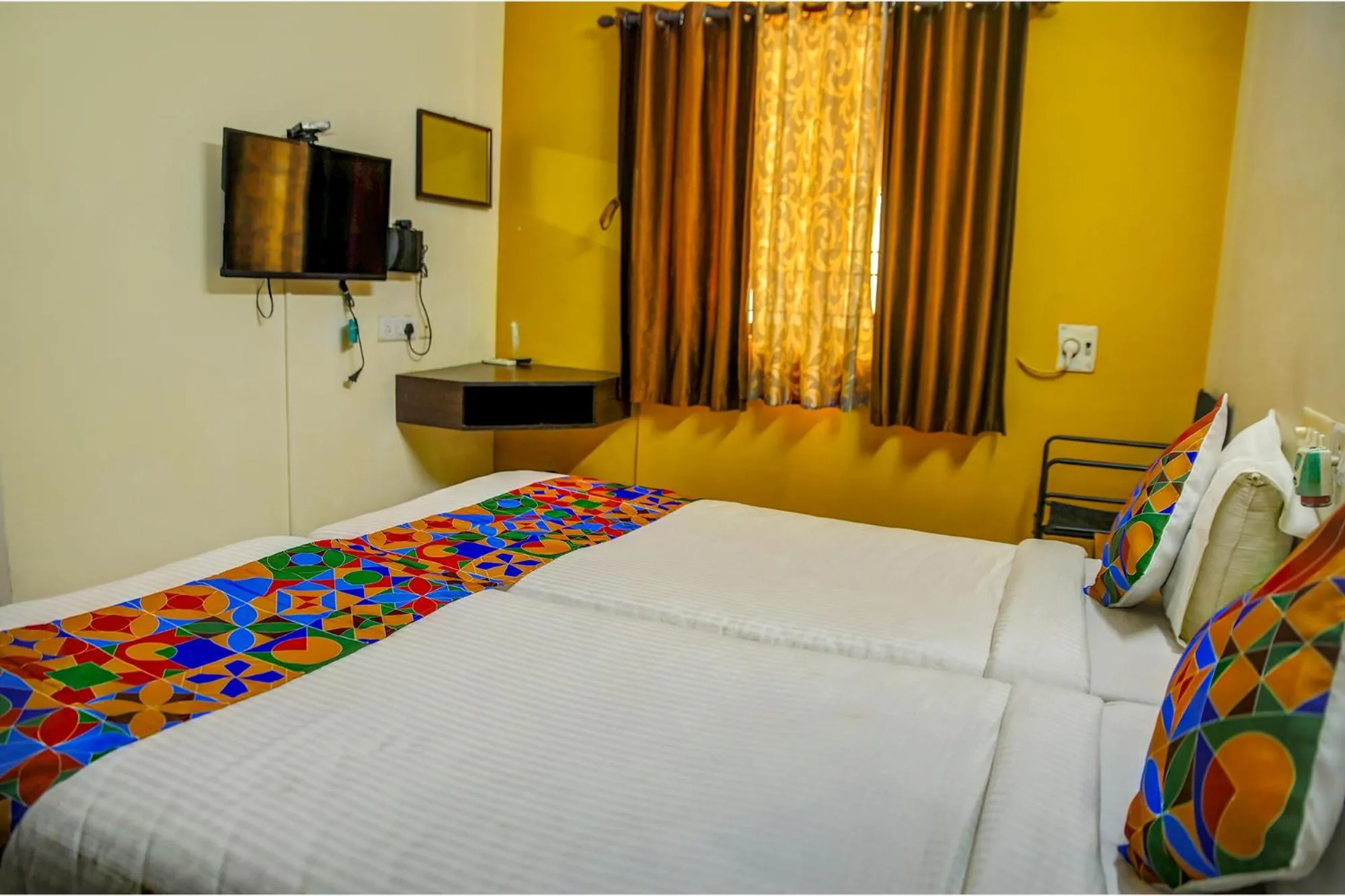 TV and multimedia in FabHotel Hibiscus Stays - Nr Sholinganallur Water Lake & VGP Aqua Kingdom