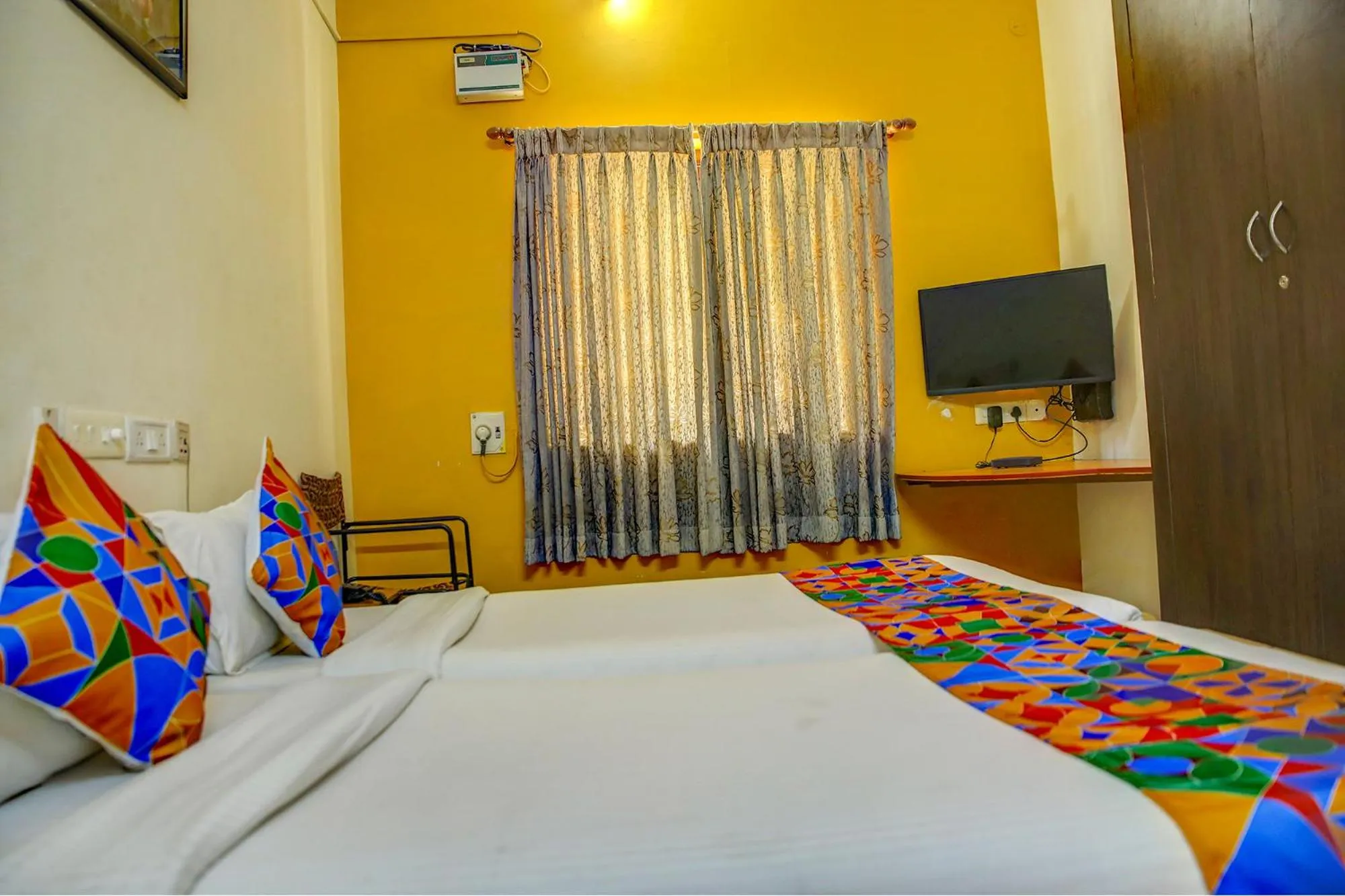 Bed in FabHotel Hibiscus Stays - Nr Sholinganallur Water Lake & VGP Aqua Kingdom