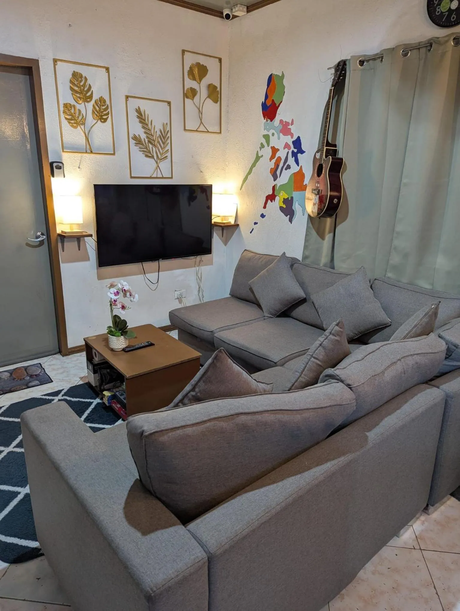 Communal lounge/ TV room in Ohlala Hostel