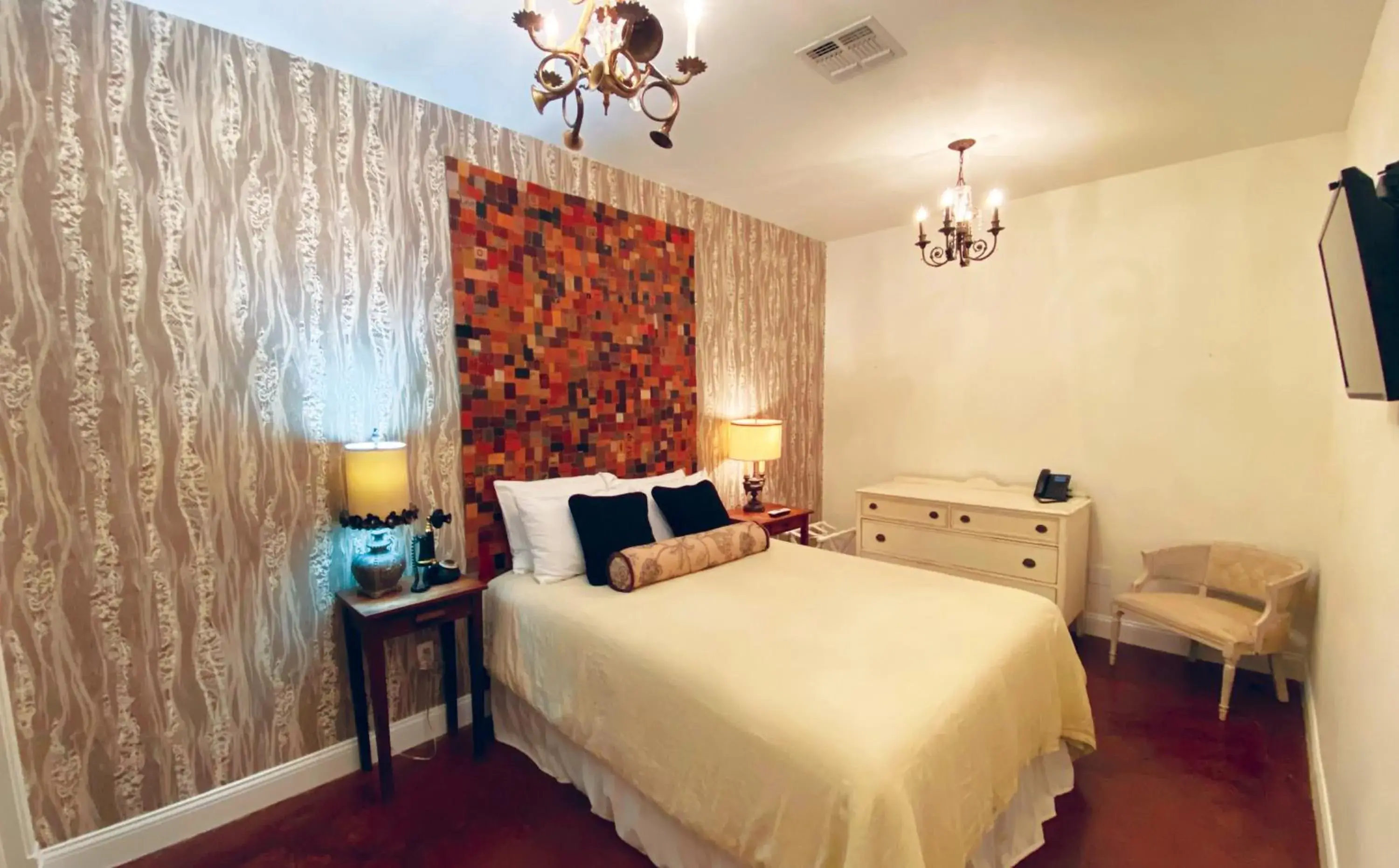 Standard Queen Room in Mulberry Inn Standard Queen Room in Mulberry Inn