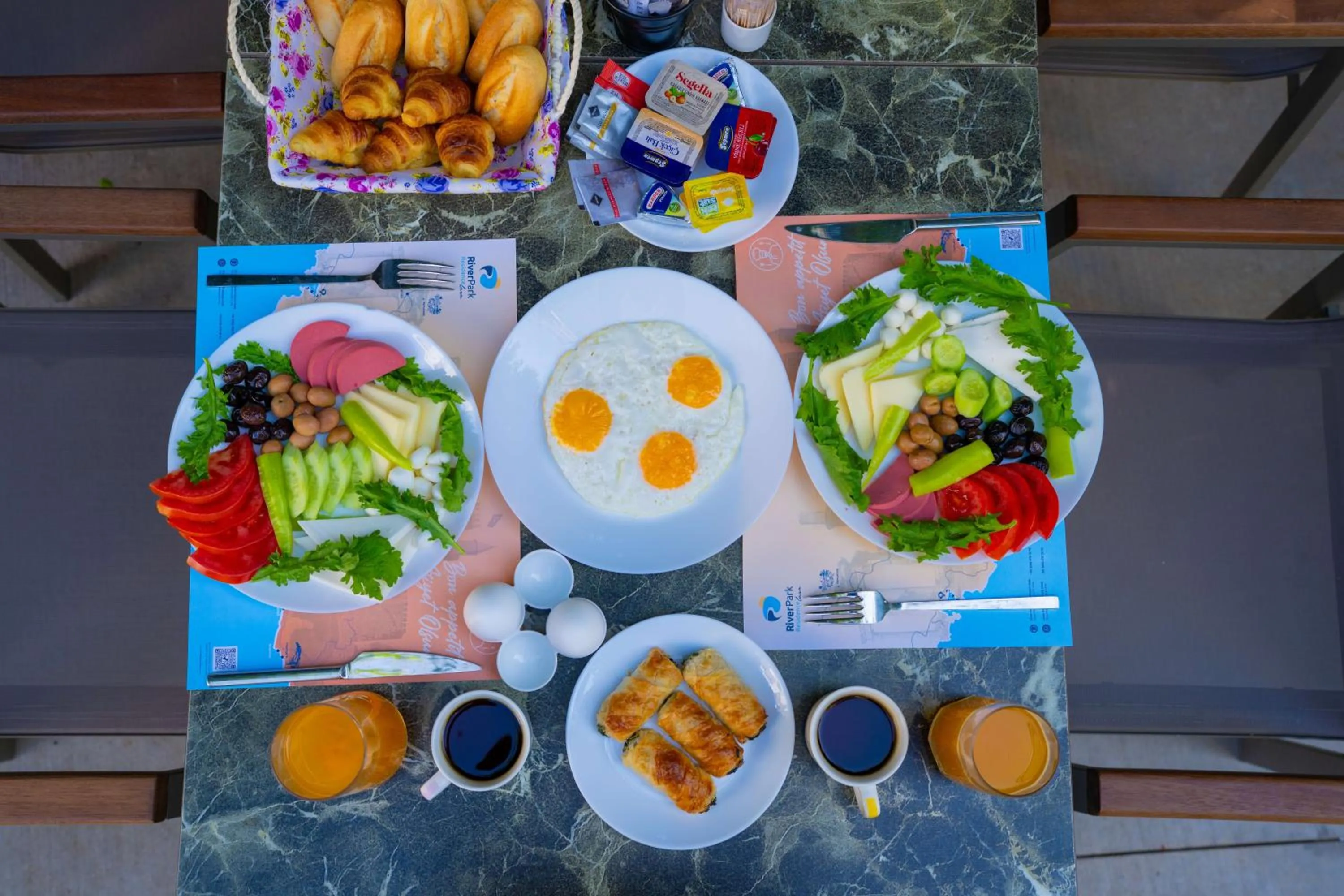Breakfast in River Park Residence Lara