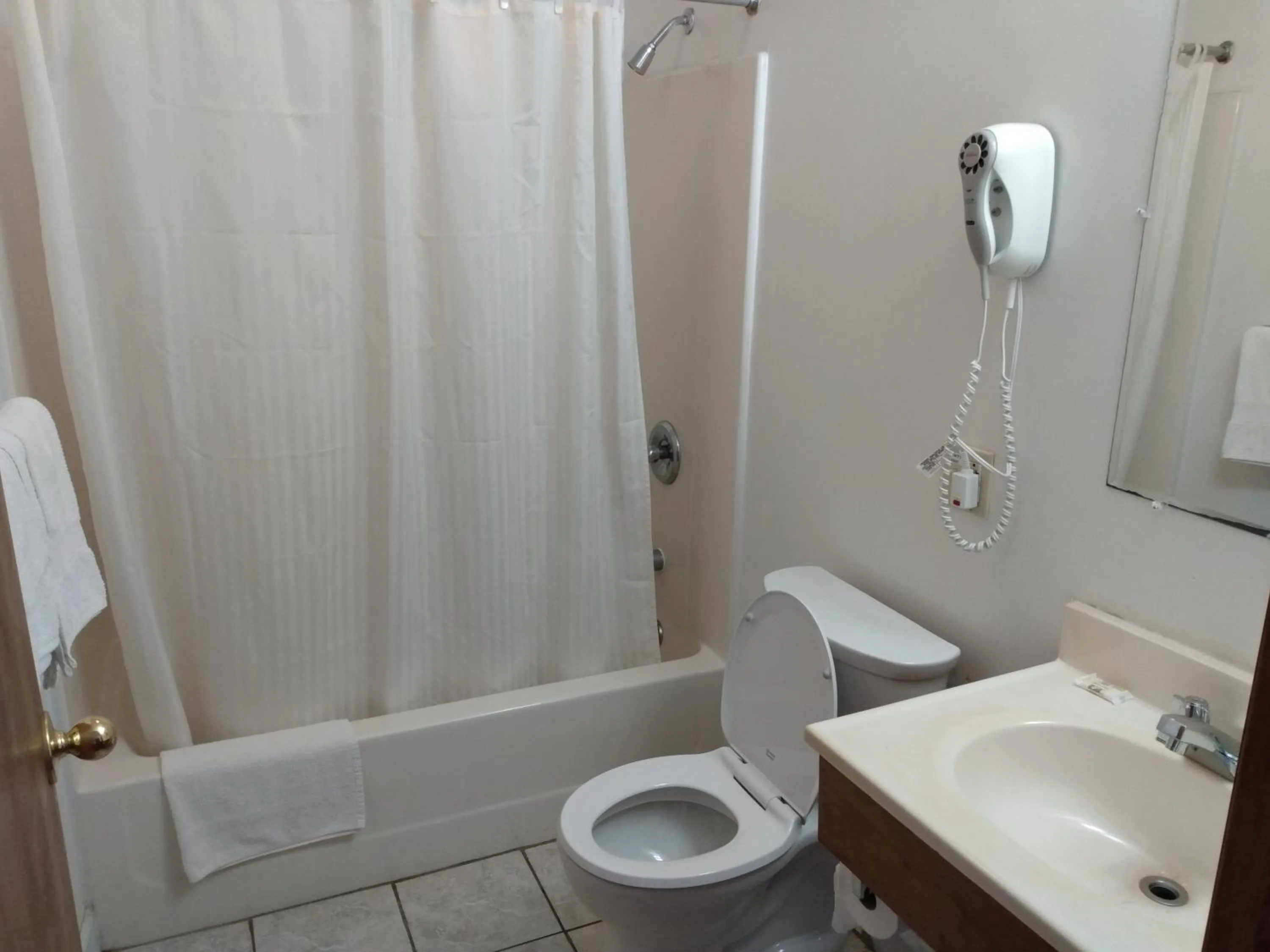 Bathroom in Eldorado Motel New Castle