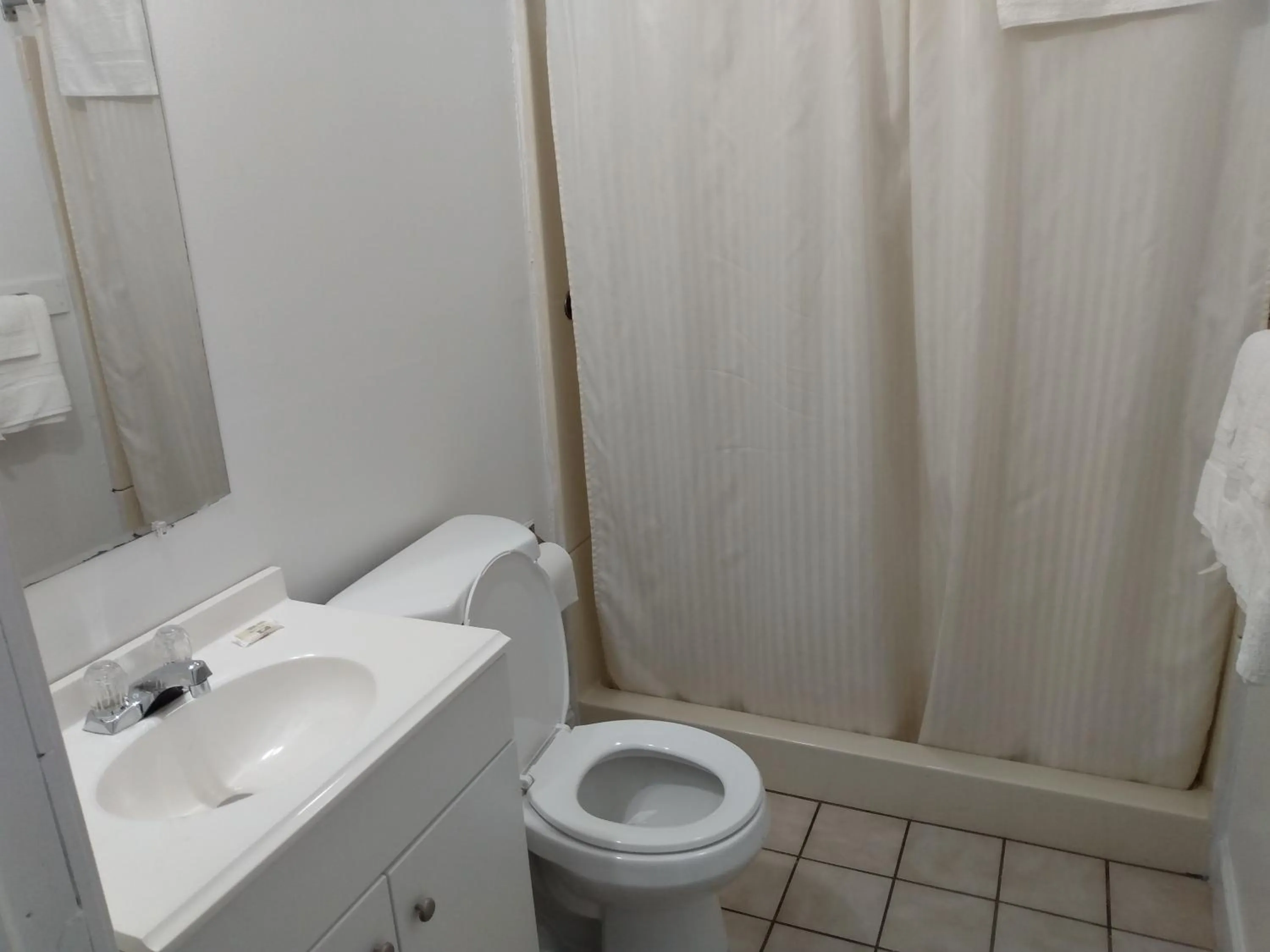 Bathroom in Eldorado Motel New Castle