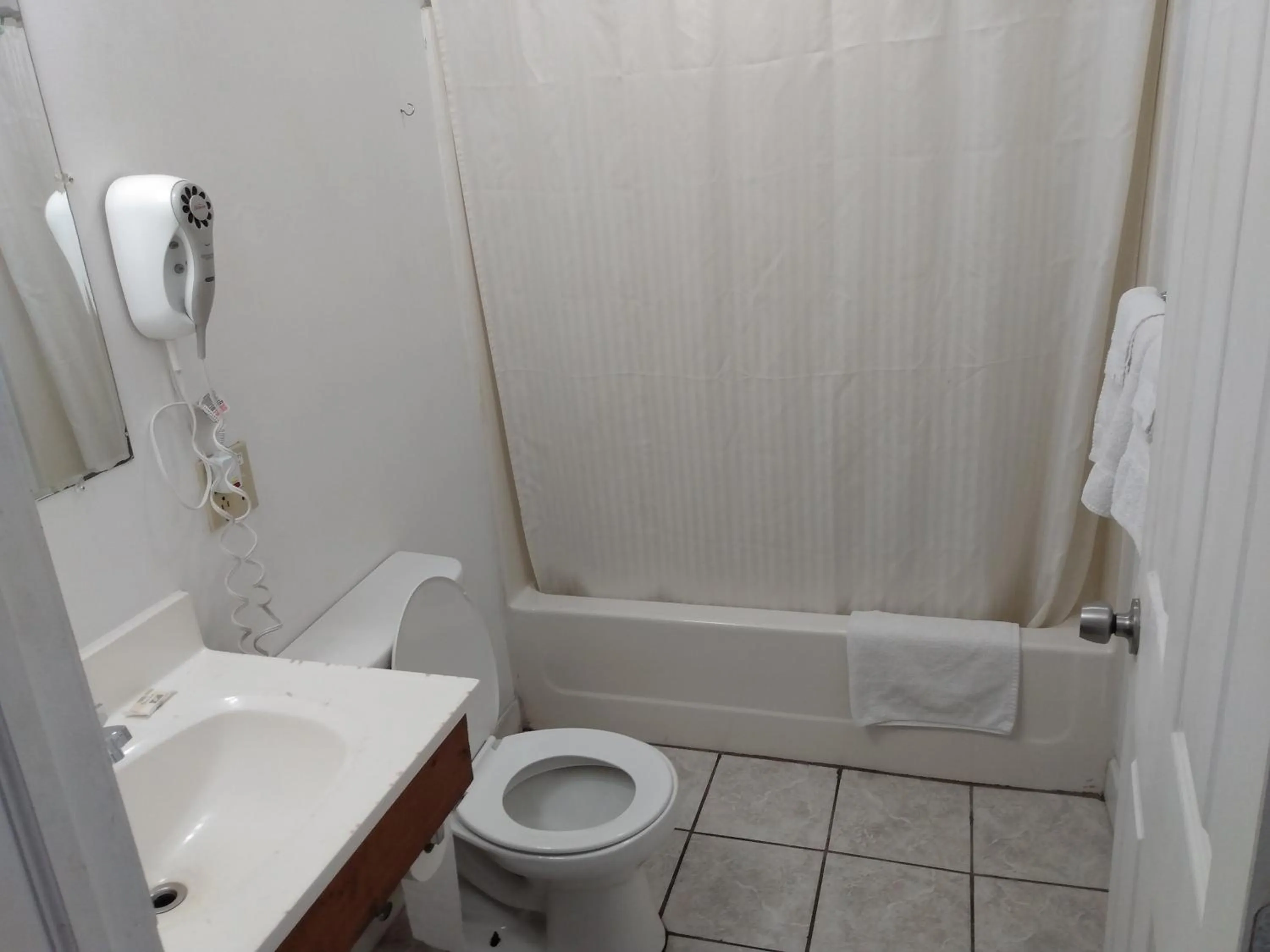 Bathroom in Eldorado Motel New Castle