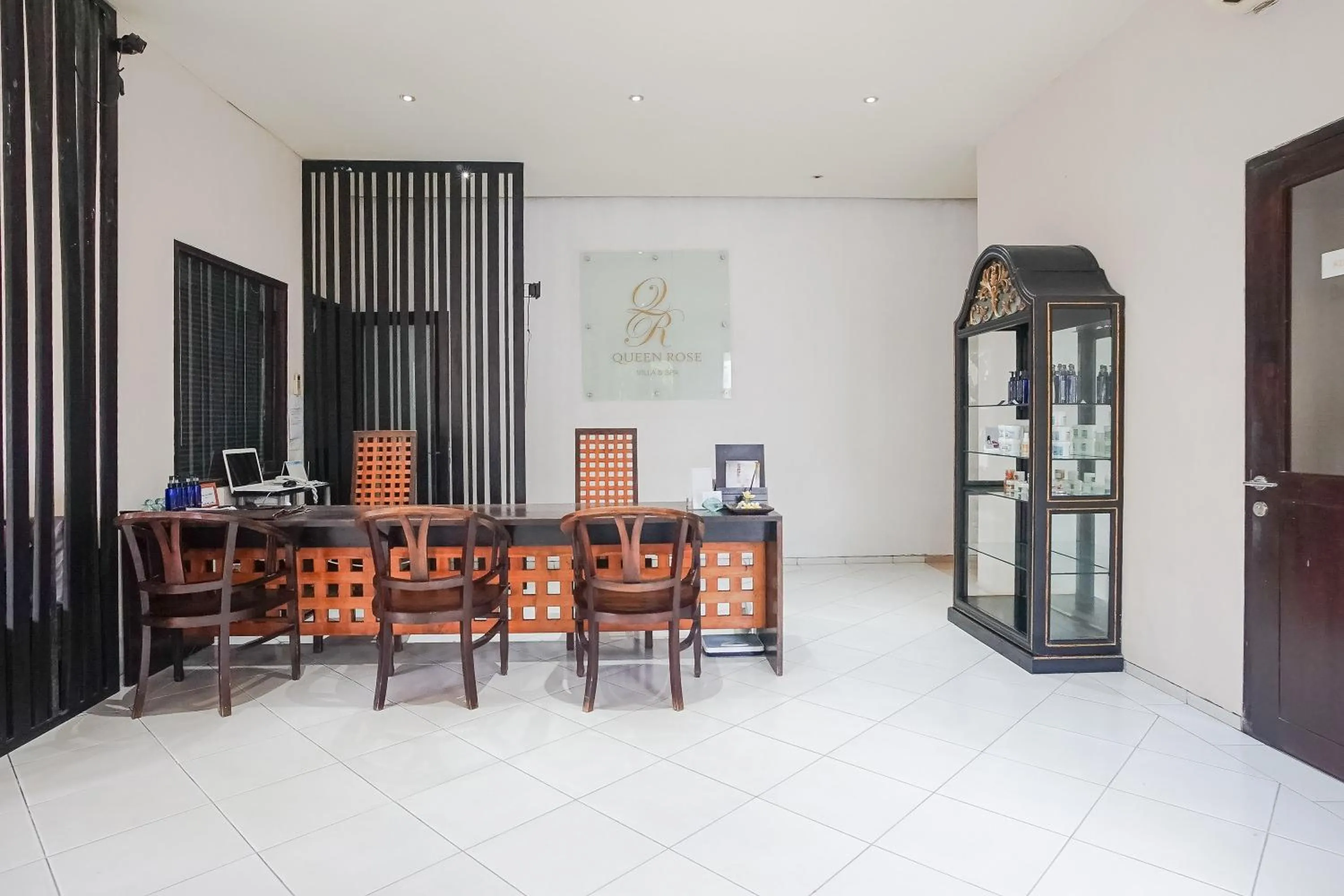 Seating area in Queen Rose Villa & Spa