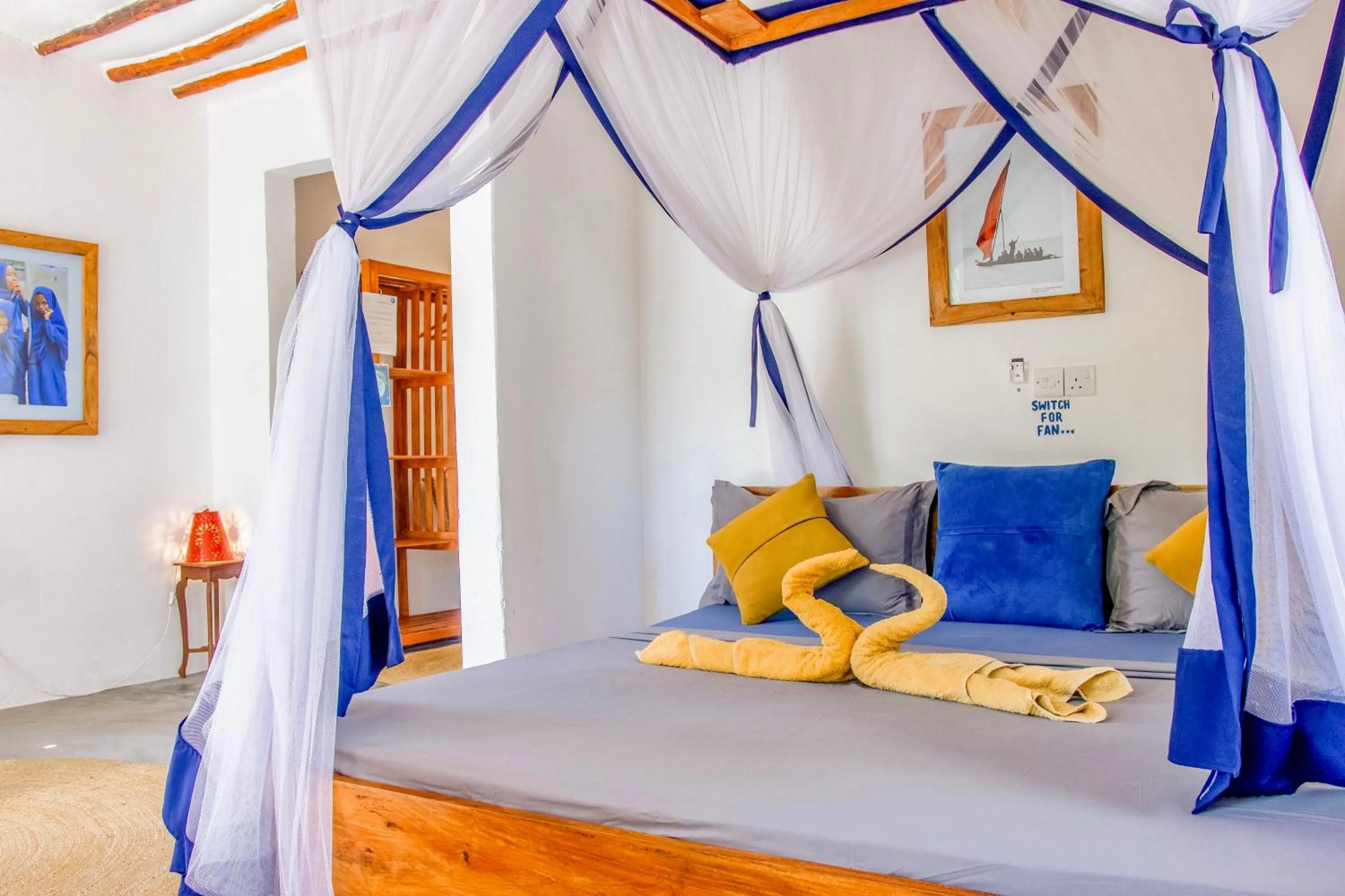 Photo of the whole room, Bed in Kameleon Blue