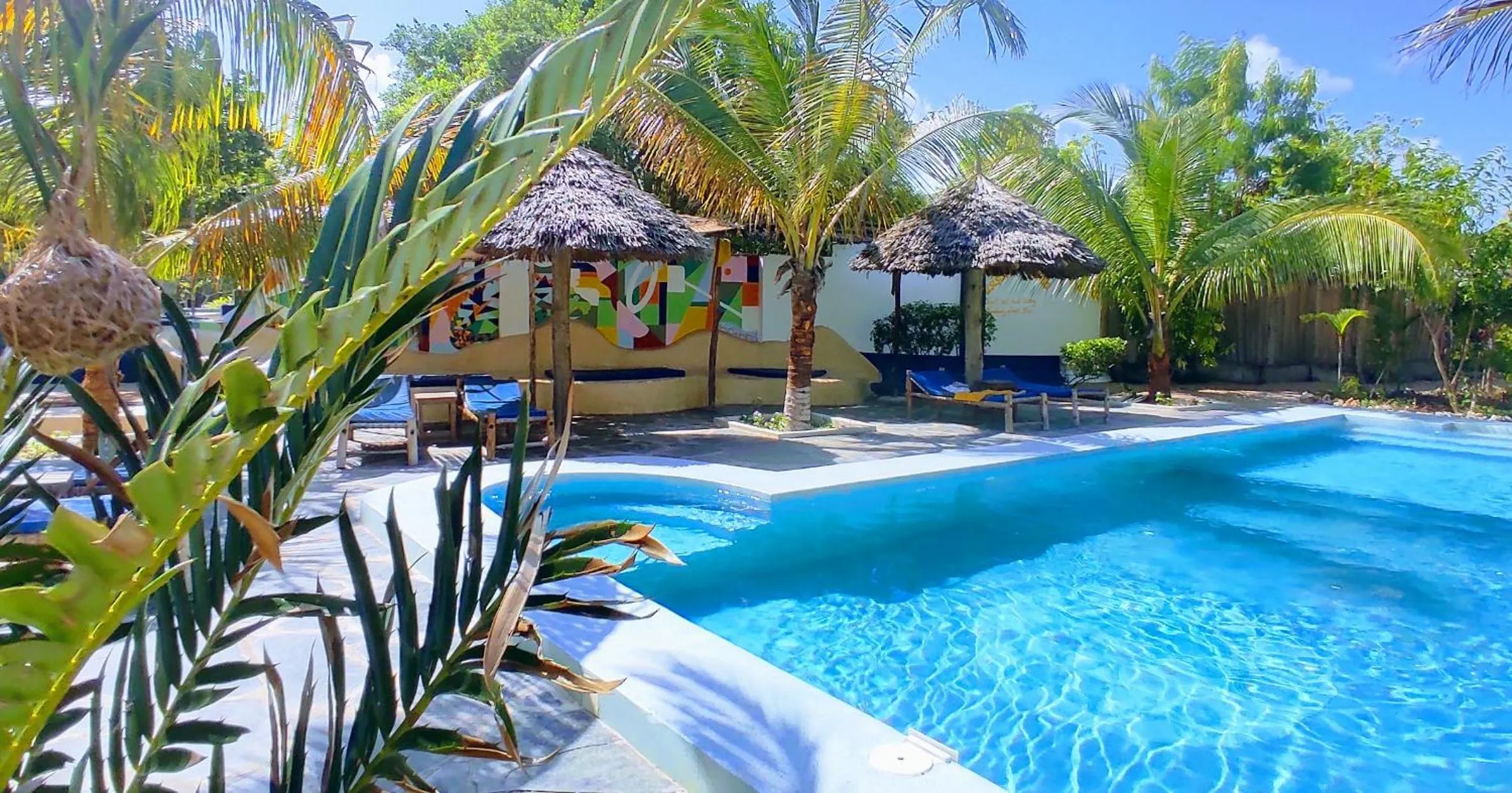 Swimming pool in Kameleon Blue