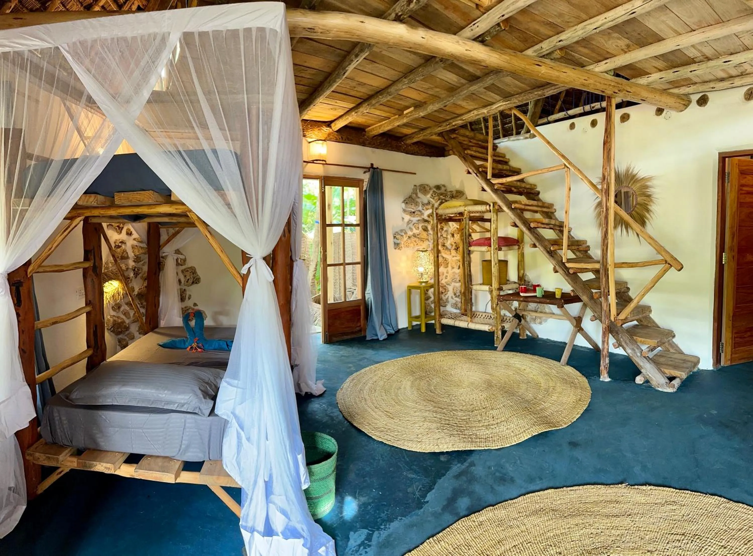 Photo of the whole room, Bed in Kameleon Blue