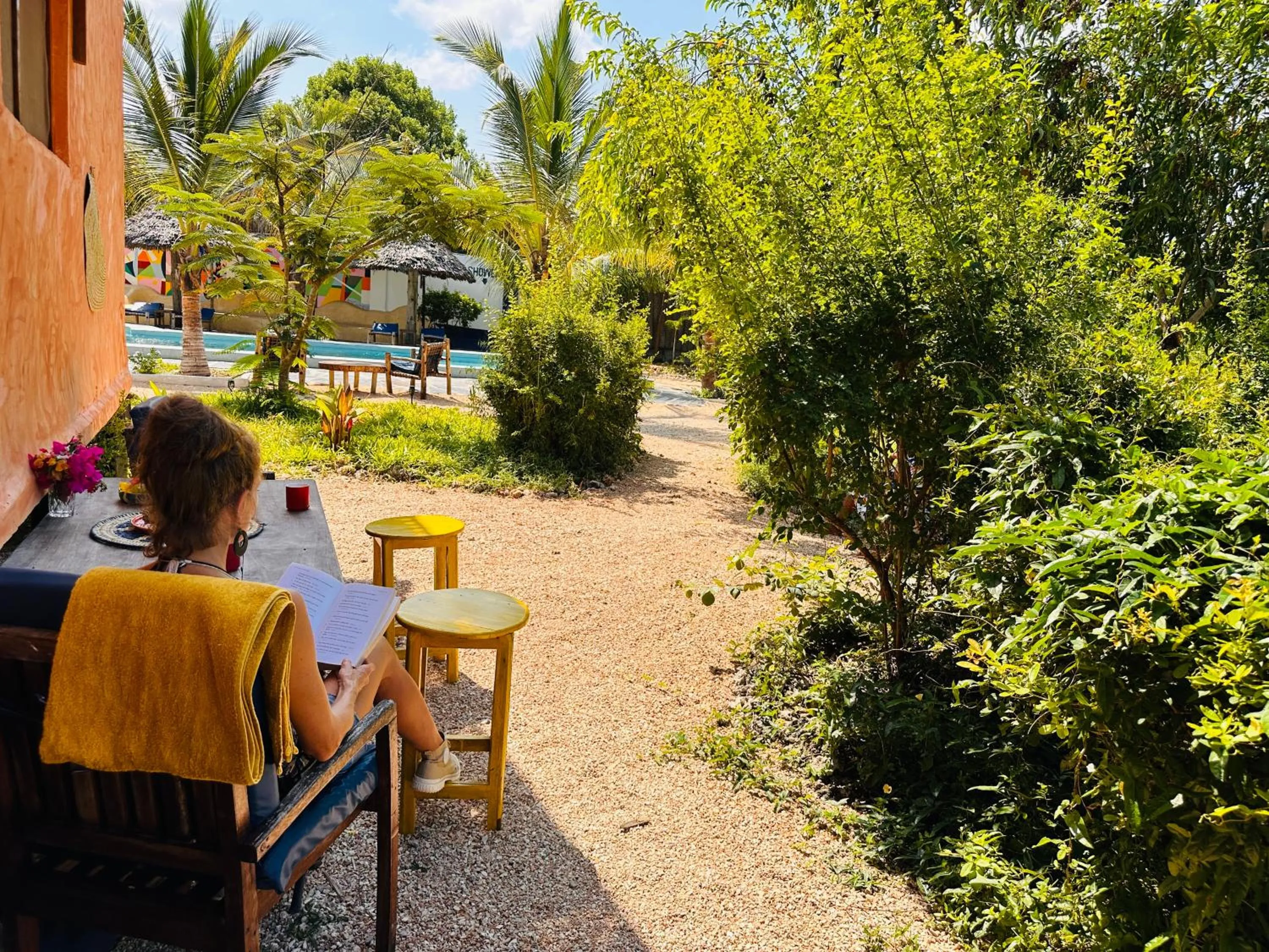 Garden view in Kameleon Blue