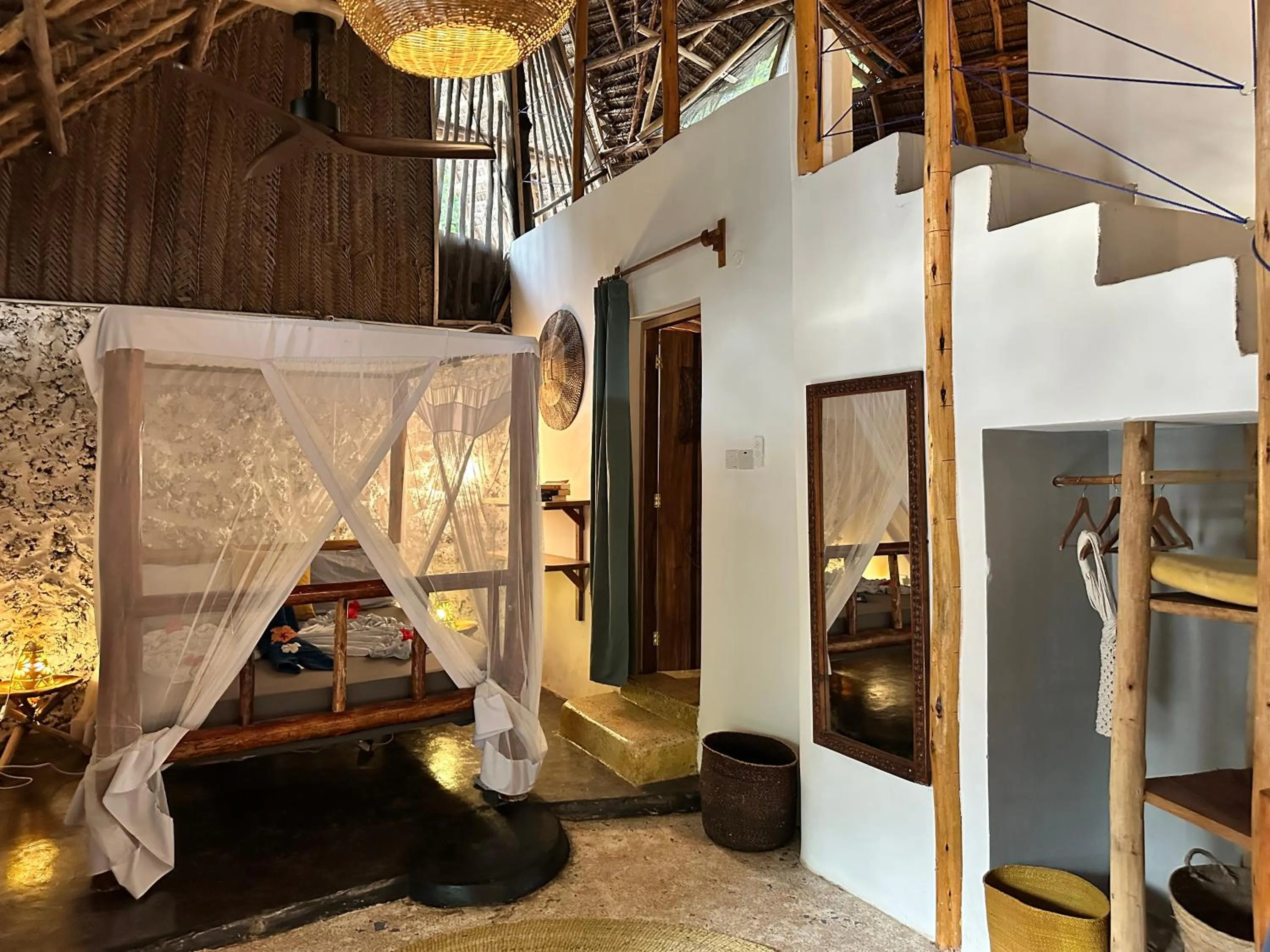 Photo of the whole room, Bed in Kameleon Blue