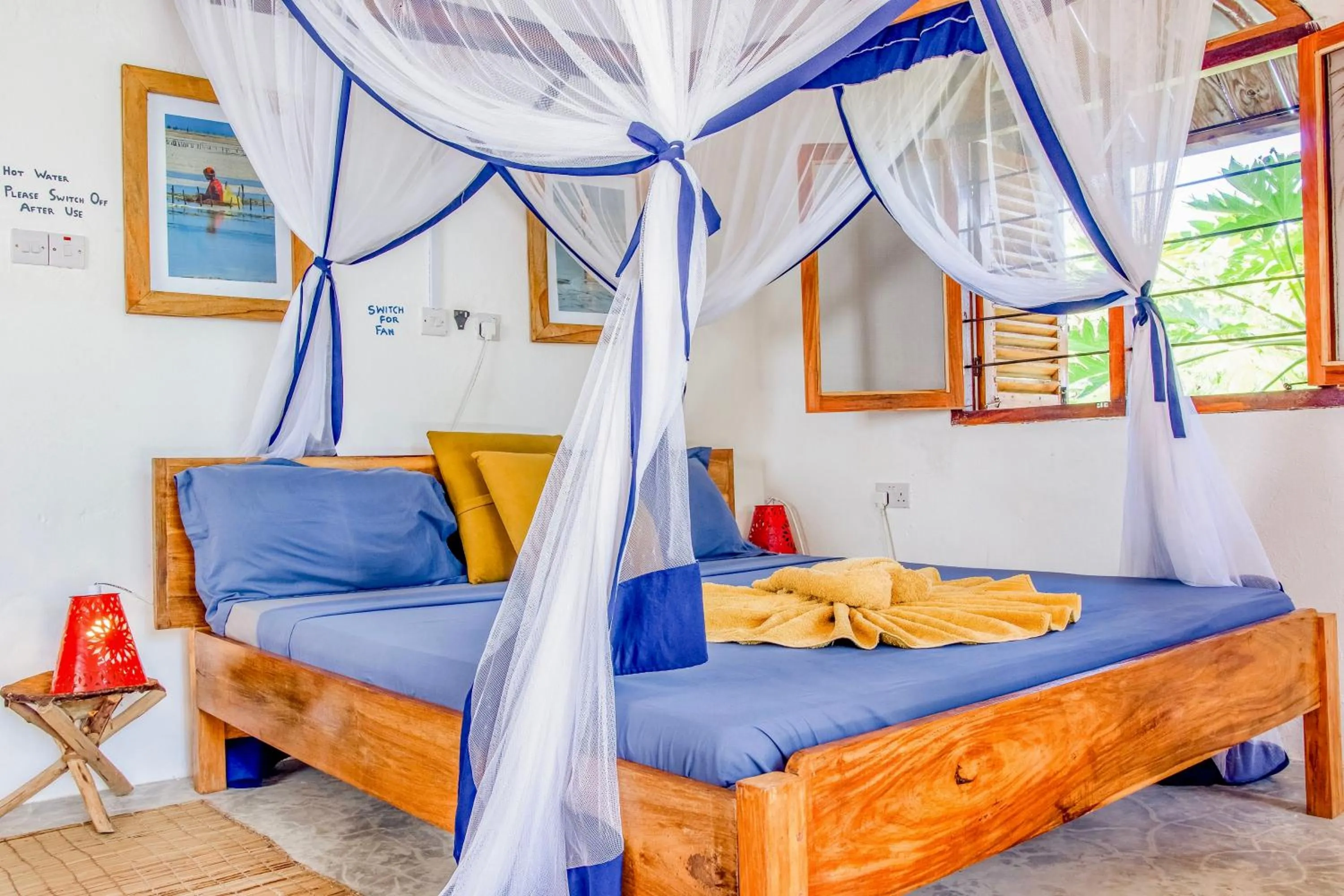 Bedroom, Bed in Kameleon Blue