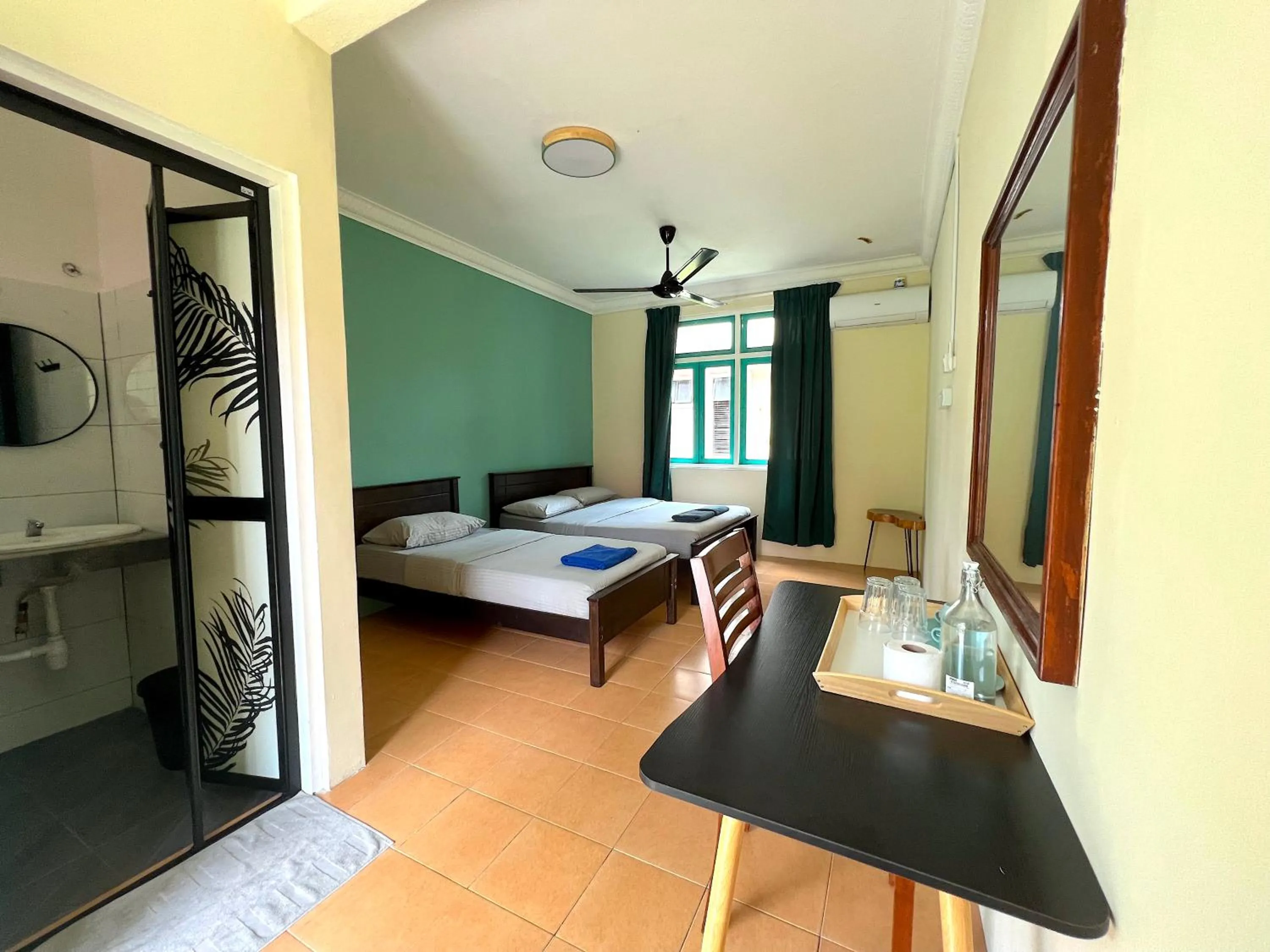 Photo of the whole room, Bed in papaya resort