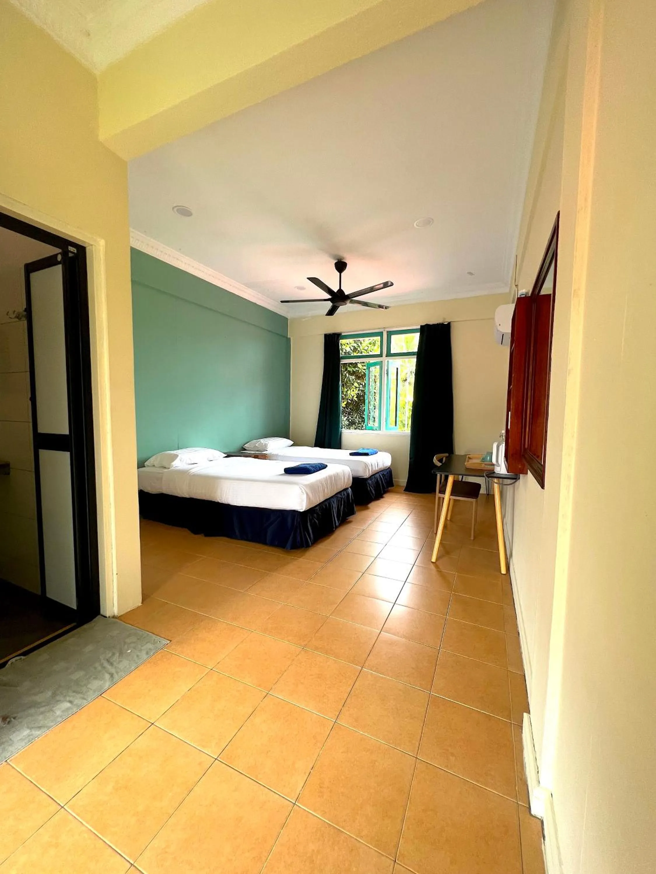 Photo of the whole room, Bed in papaya resort