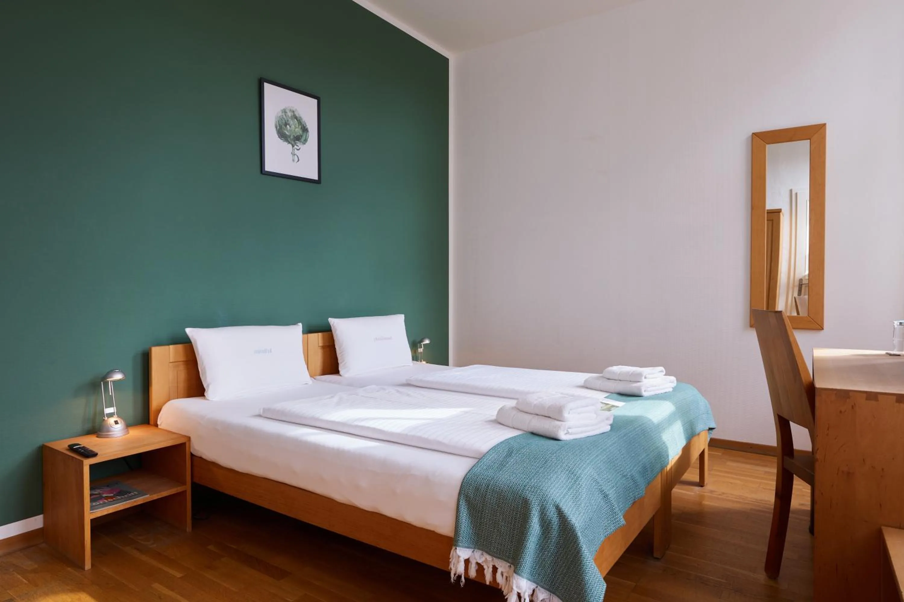 Photo of the whole room, Bed in ahead burghotel