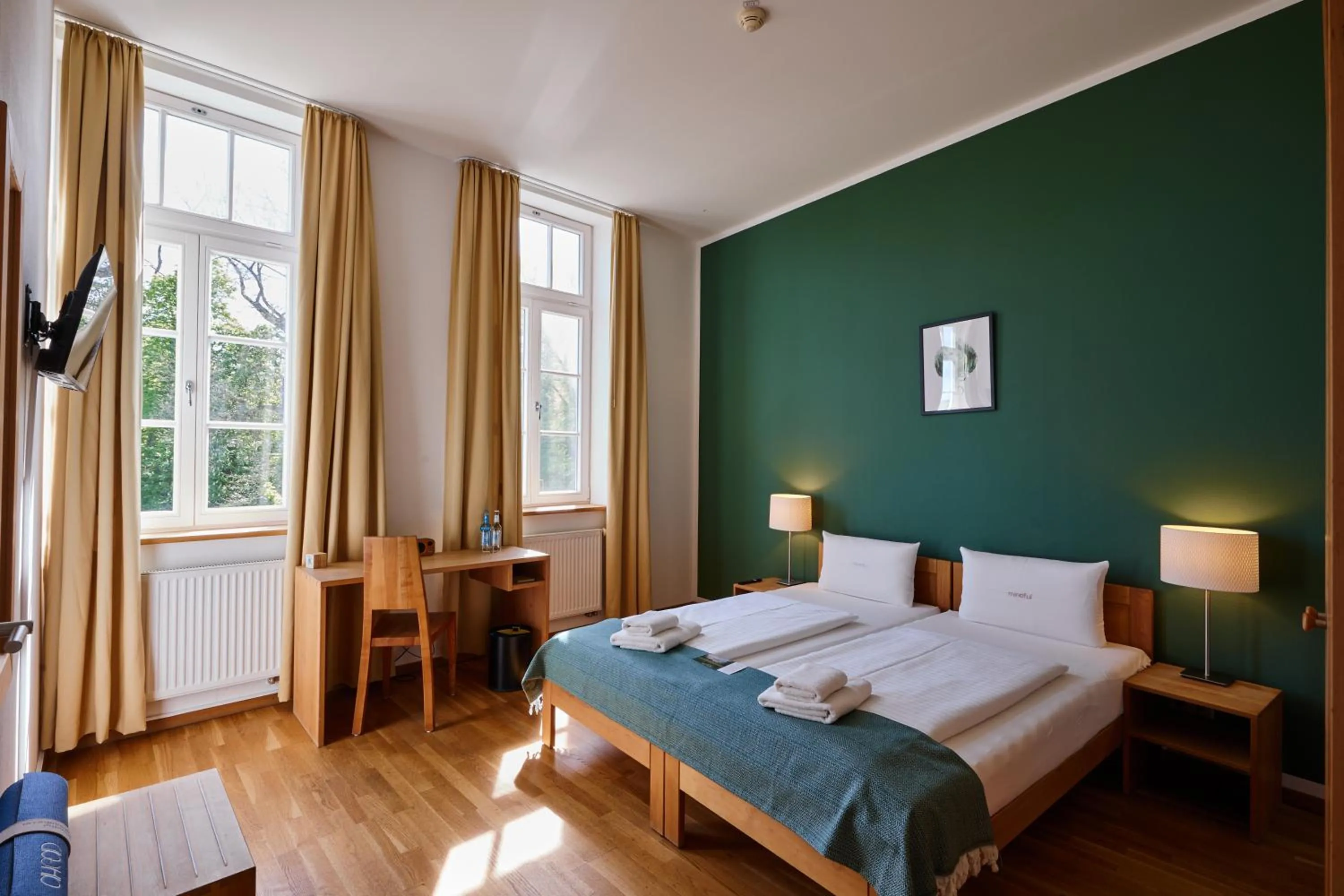 Photo of the whole room, Bed in ahead burghotel