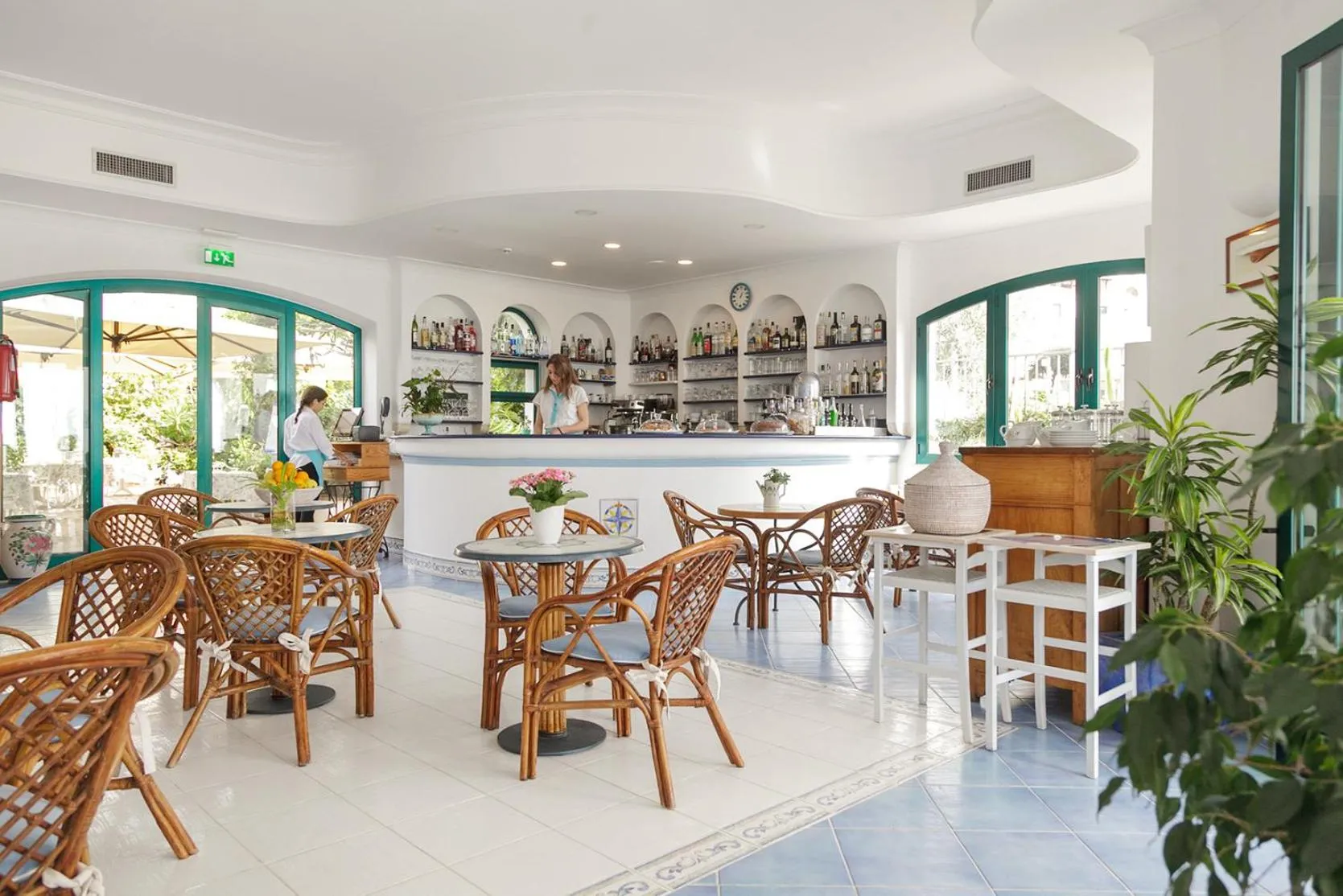 Restaurant/places to eat in Hotel Aurora