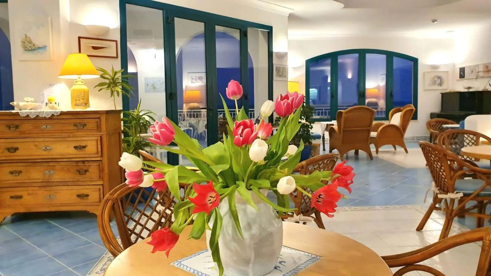 Restaurant/places to eat in Hotel Aurora