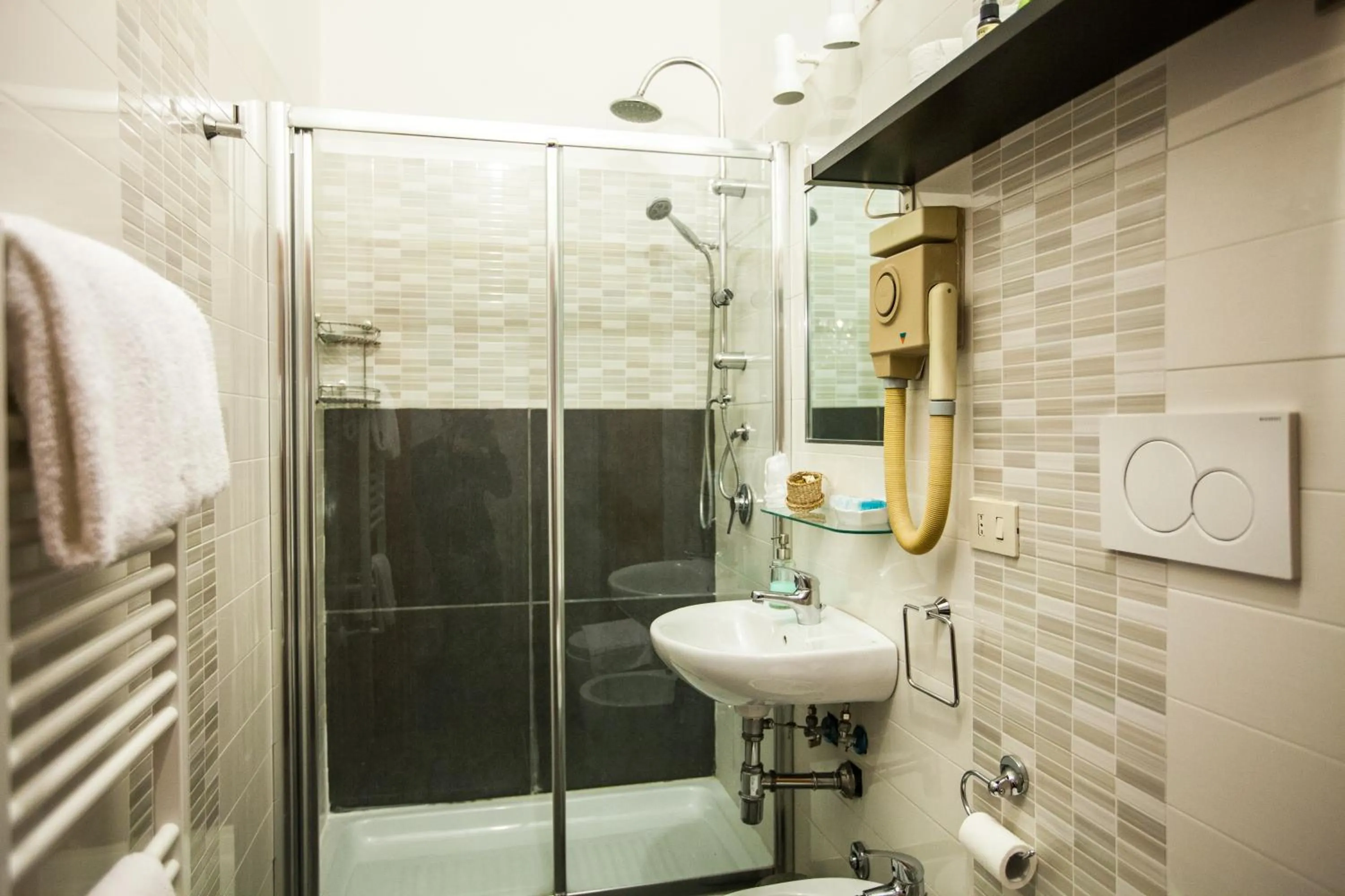 Shower in La Dolce Vita Roma