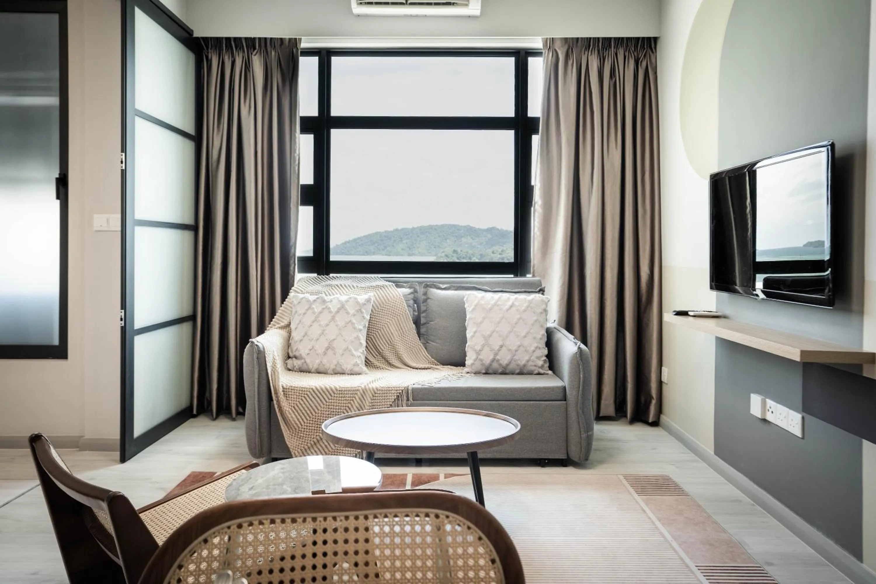 Living room, Bed in Jesselton Quay by Pinstay