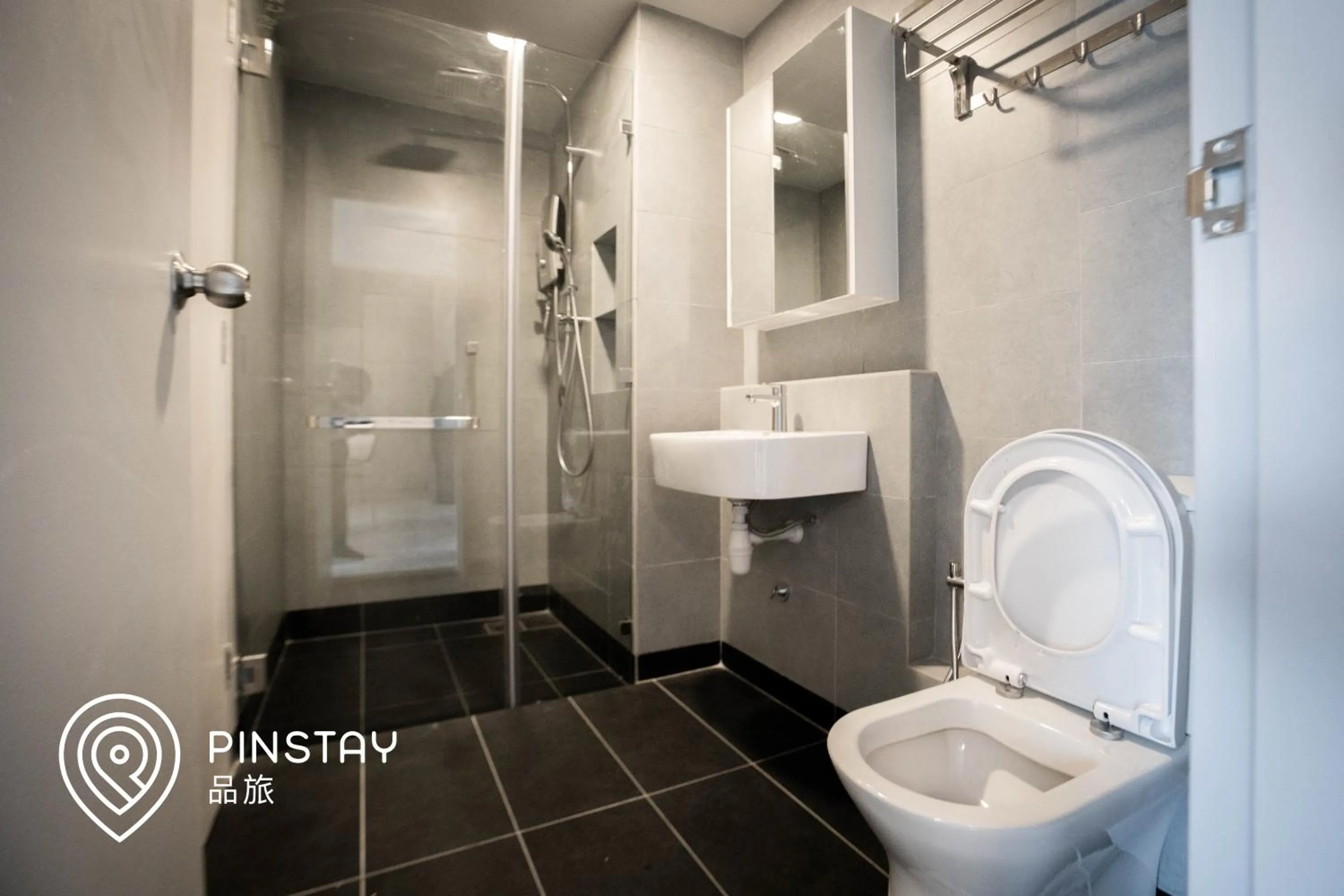 Bathroom in Jesselton Quay by Pinstay