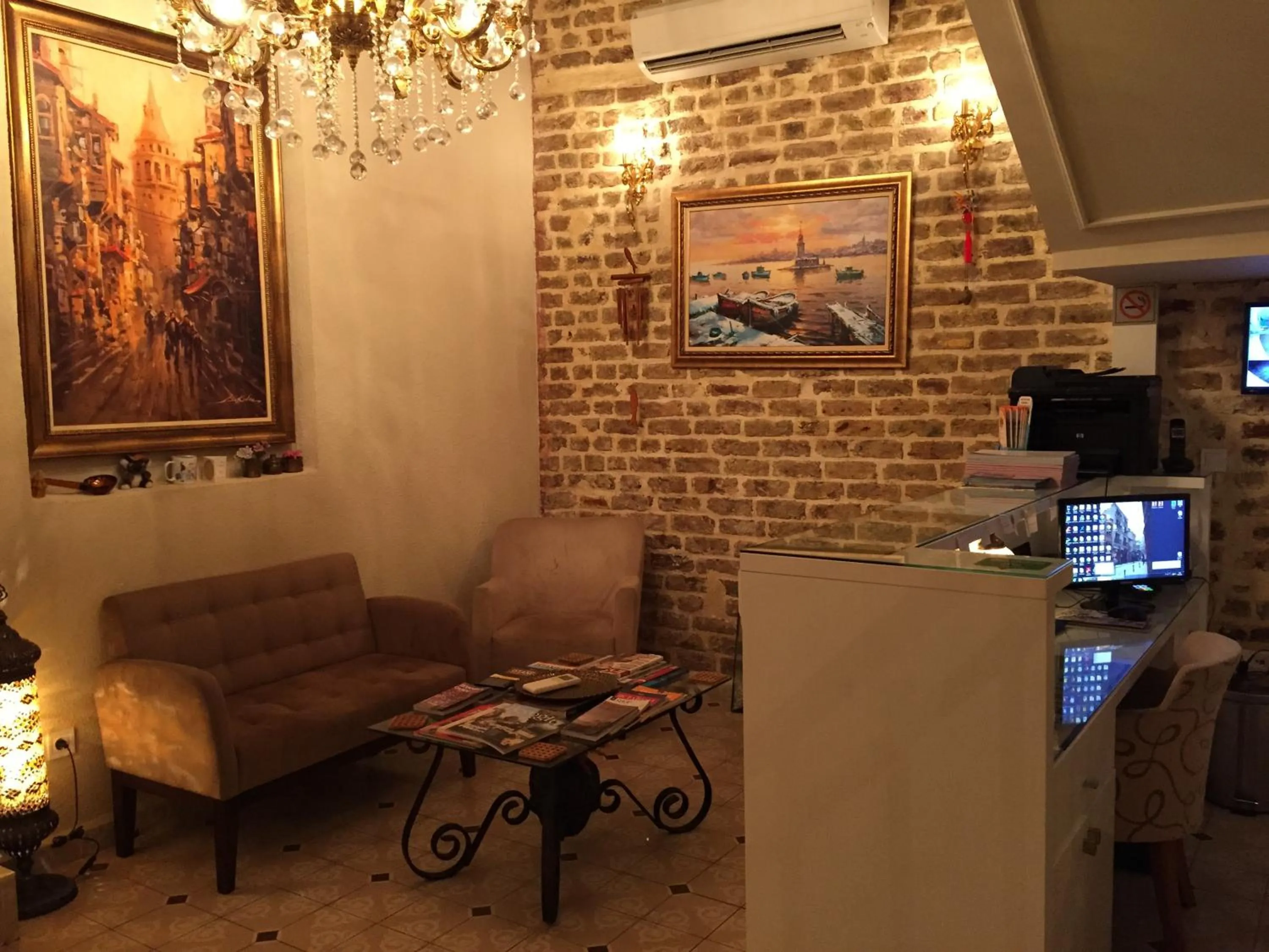 Communal lounge/ TV room in Art Nouveau Galata