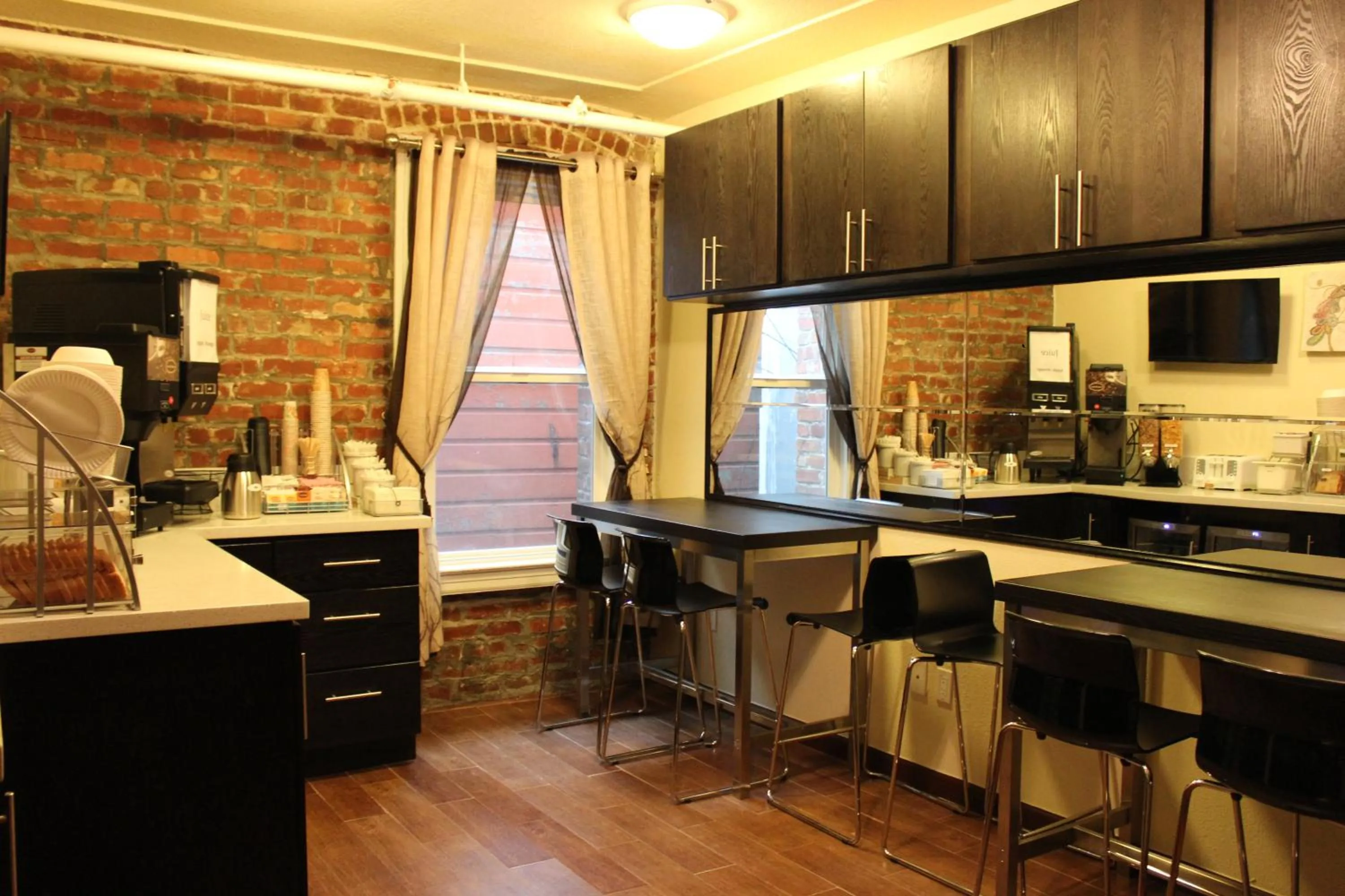 Restaurant/places to eat in Inn on Folsom