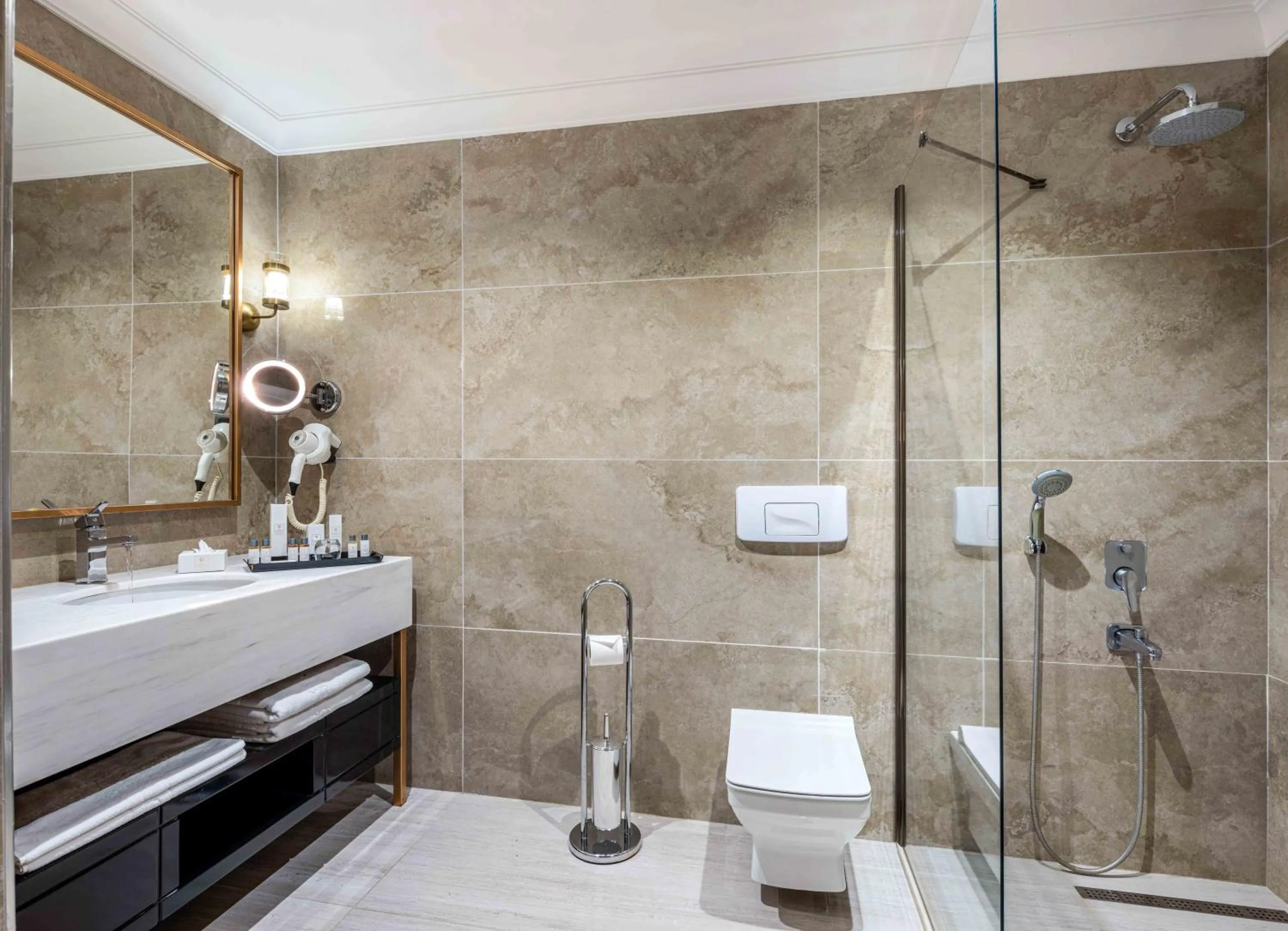 Shower in Hotel Çelik Palas Convention Center & Thermal SPA