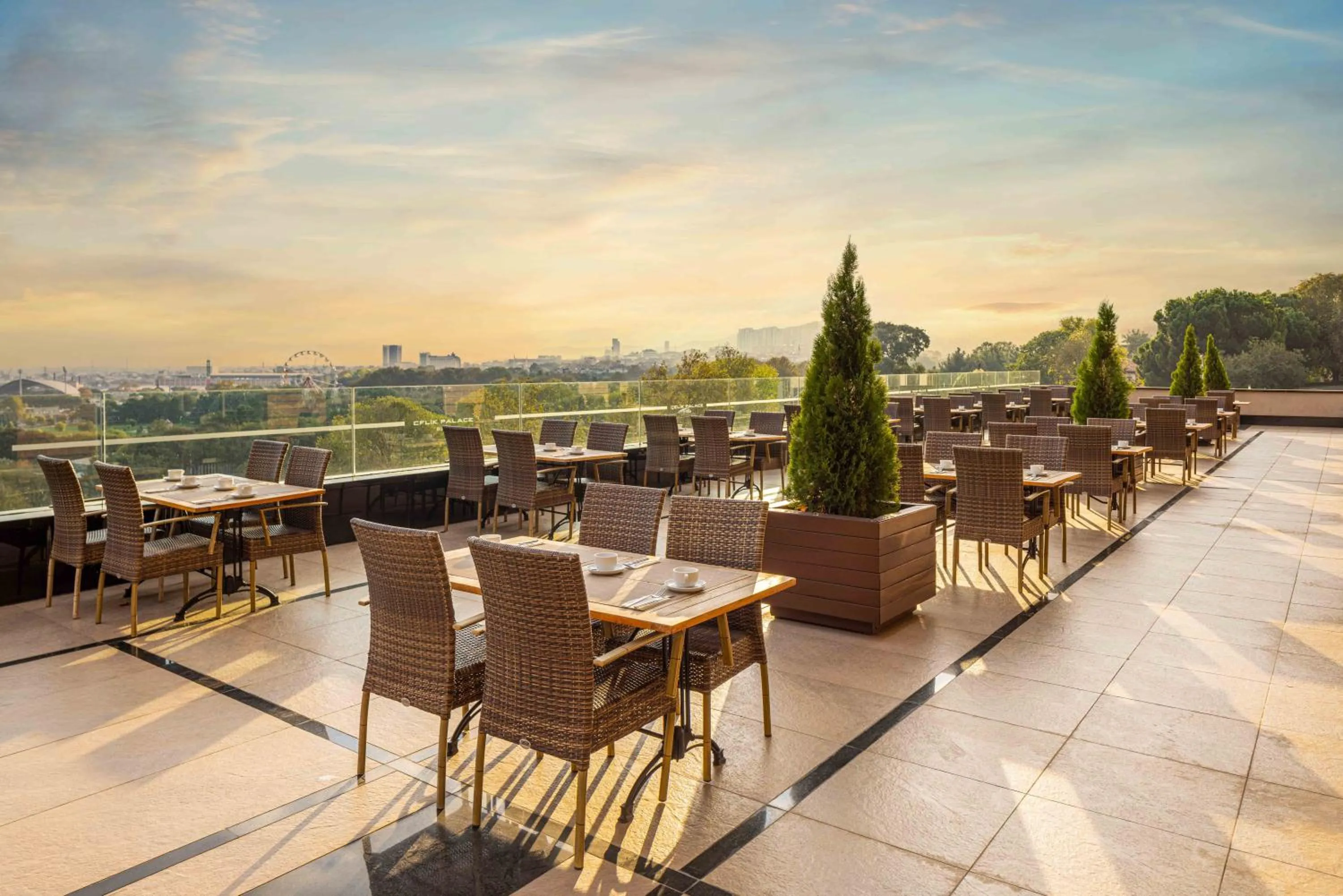 Patio in Hotel Çelik Palas Convention Center & Thermal SPA