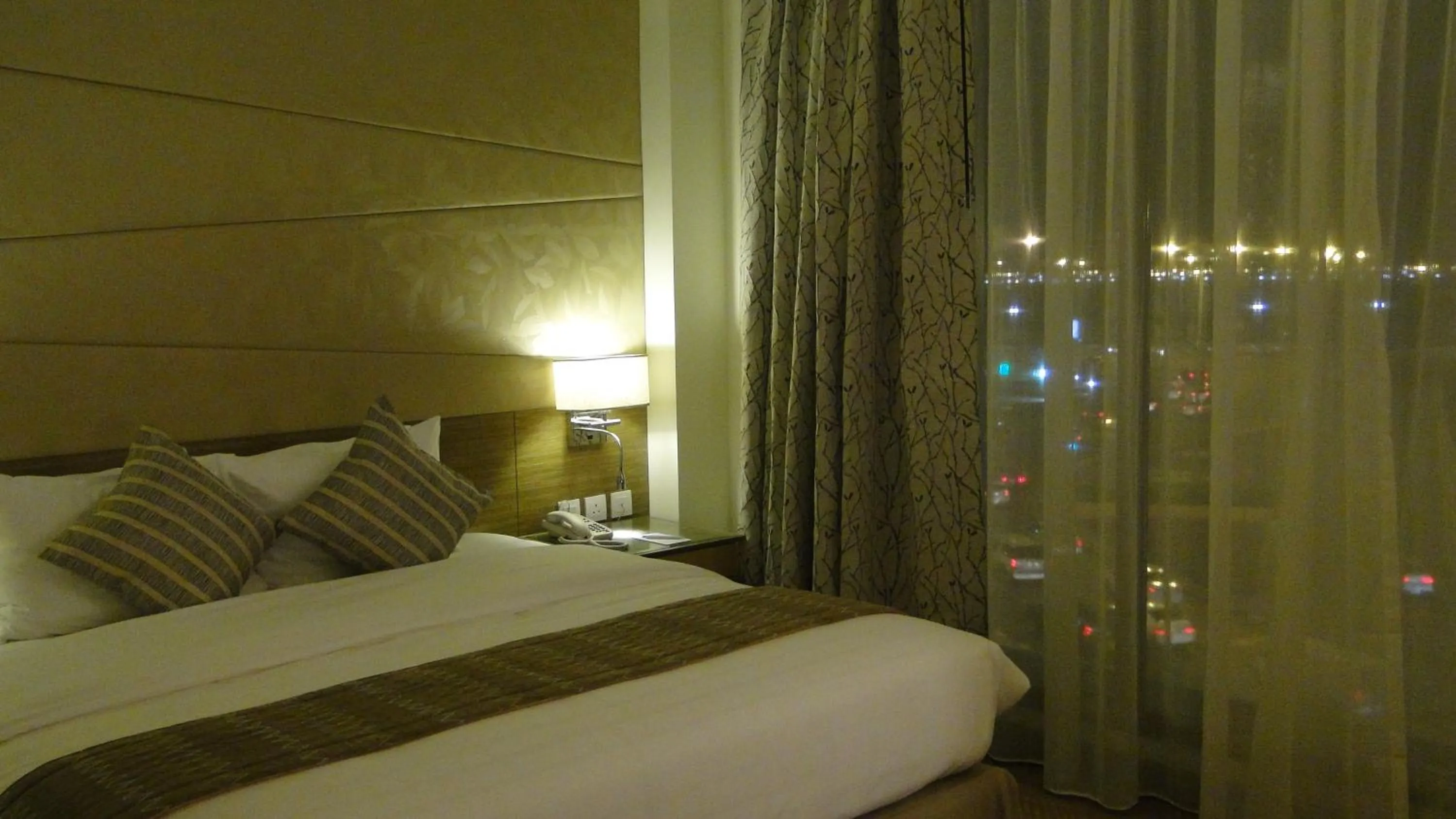 Bedroom, Bed in Golden Tulip Dammam Corniche Hotel