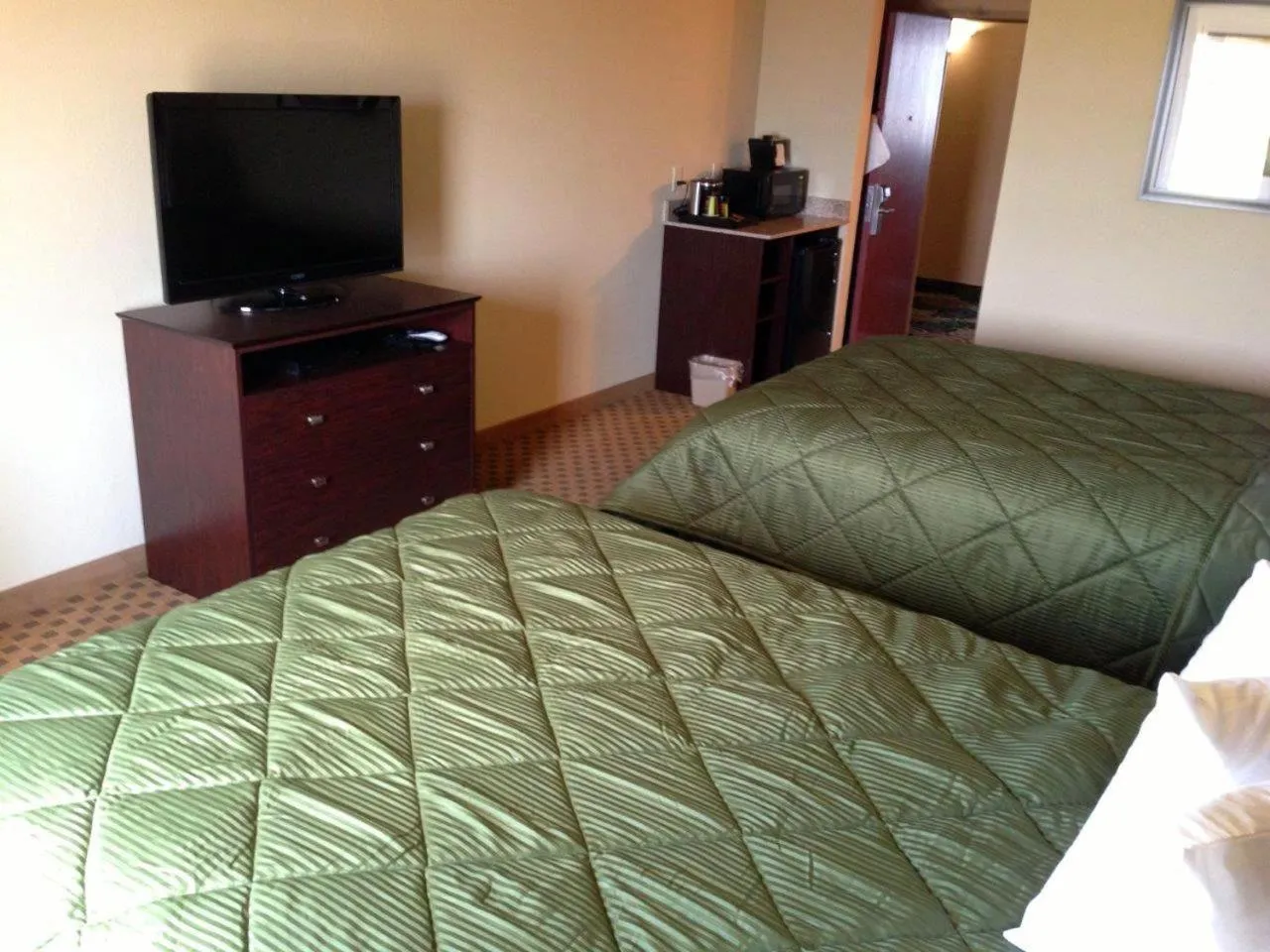 Bed in Cobblestone Inn & Suites - Harper
