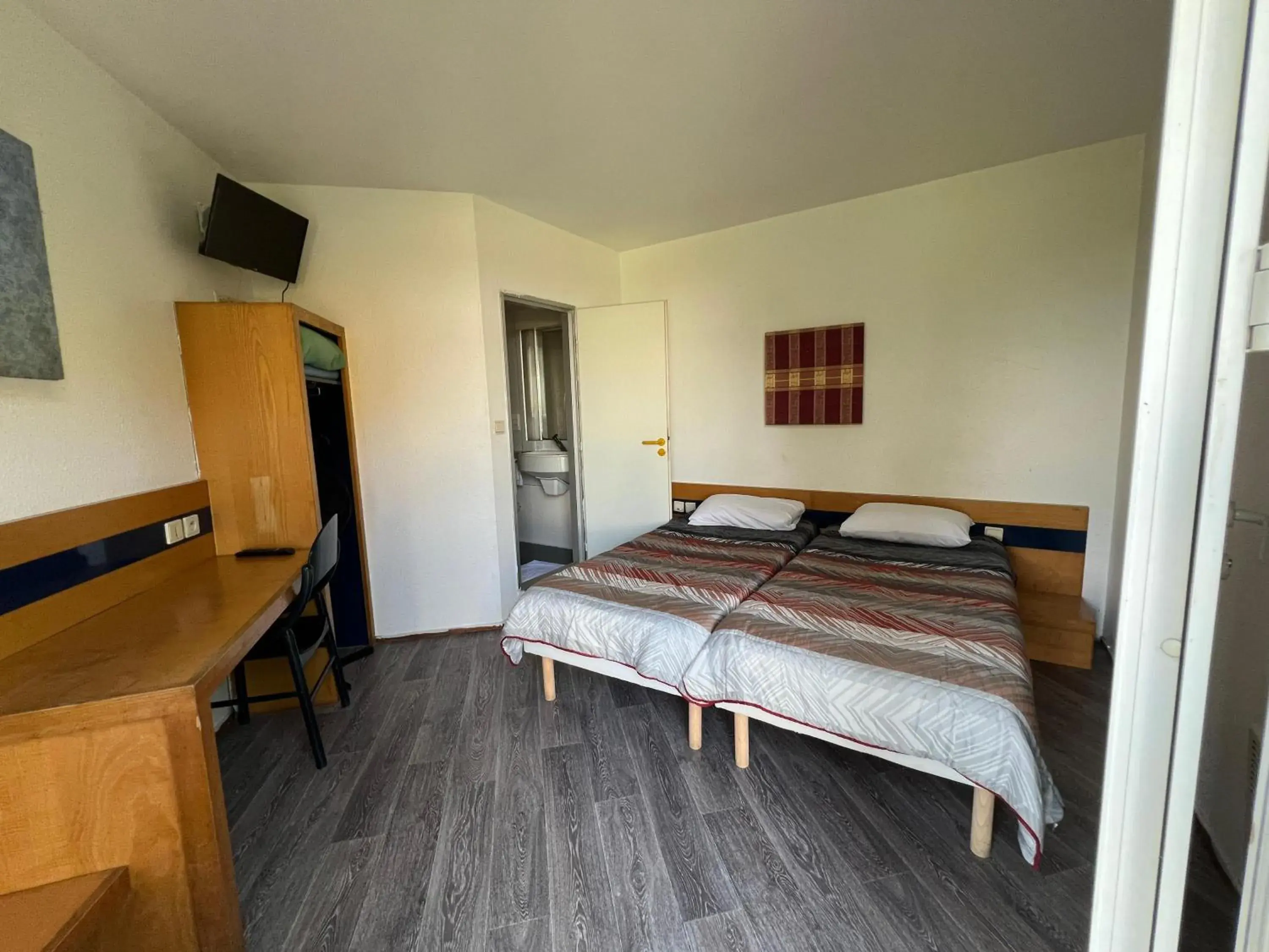 Twin Room with Garden View in Hotel Charme En Maconnais Fasthotel Macon Nord Twin Room with Garden View in Hotel Charme En Maconnais Fasthotel Macon Nord