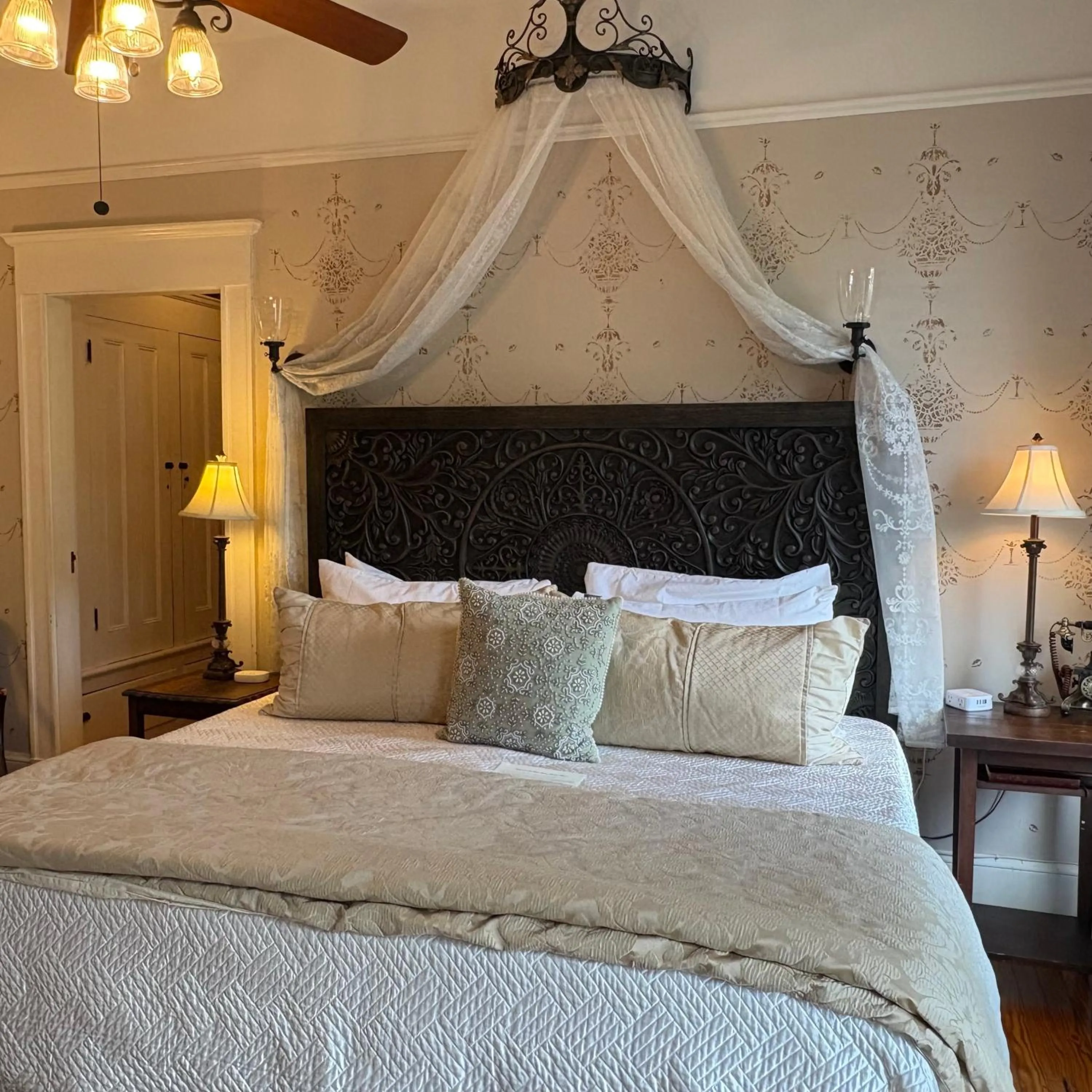 Bed in Hoyt House Luxury Bed & Breakfast